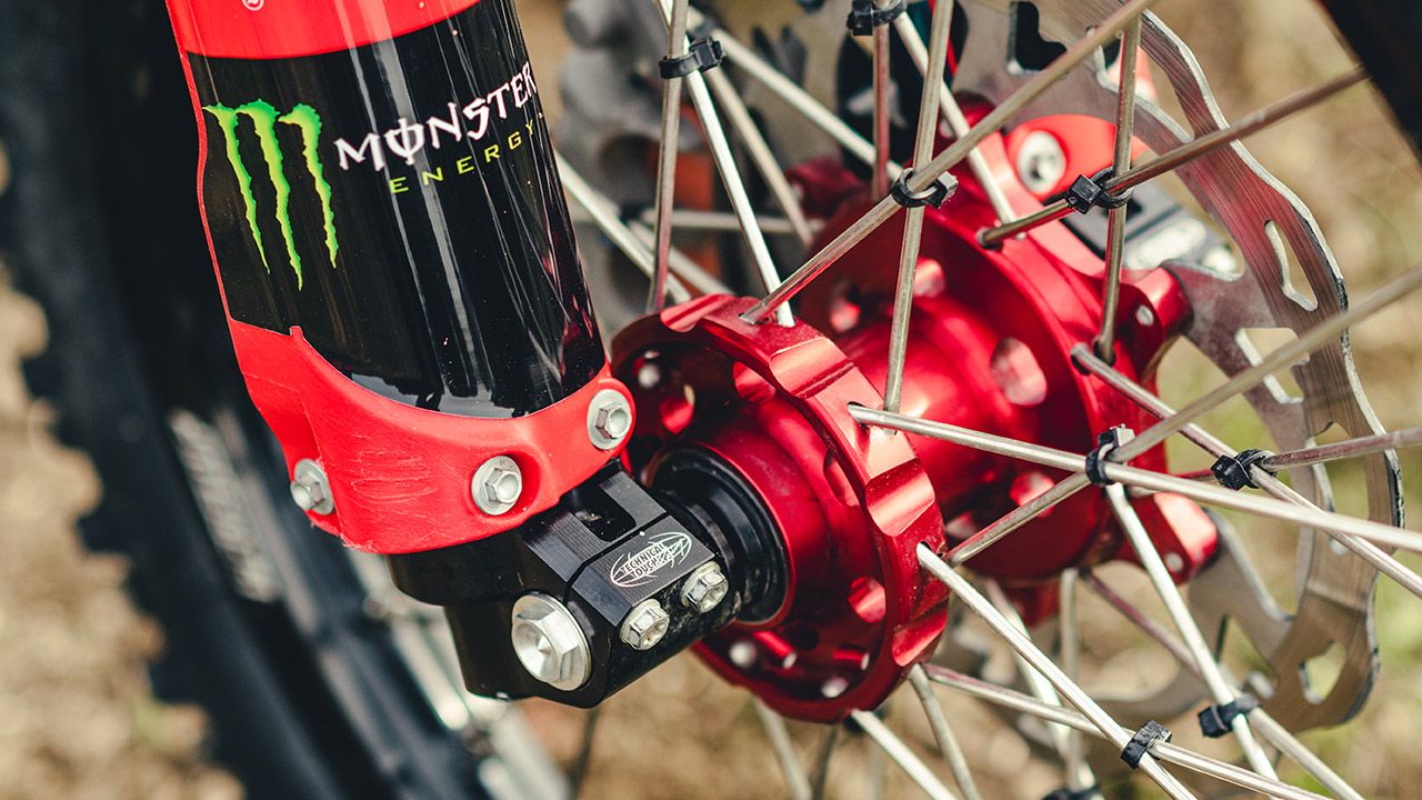 Test suspensiones de enduro "mezcla exótica": amortiguador Sölva y horquilla Kayaba