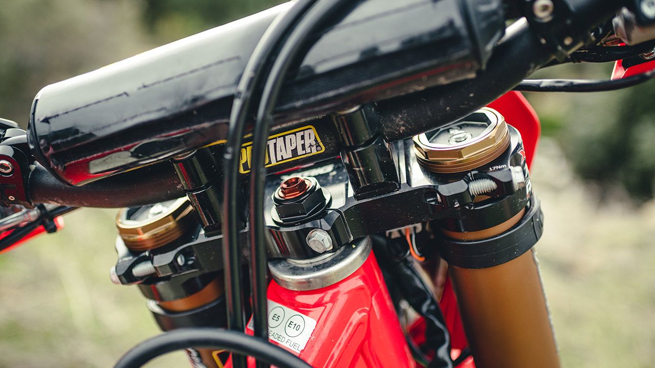 Test suspensiones de enduro "mezcla exótica": amortiguador Sölva y horquilla Kayaba