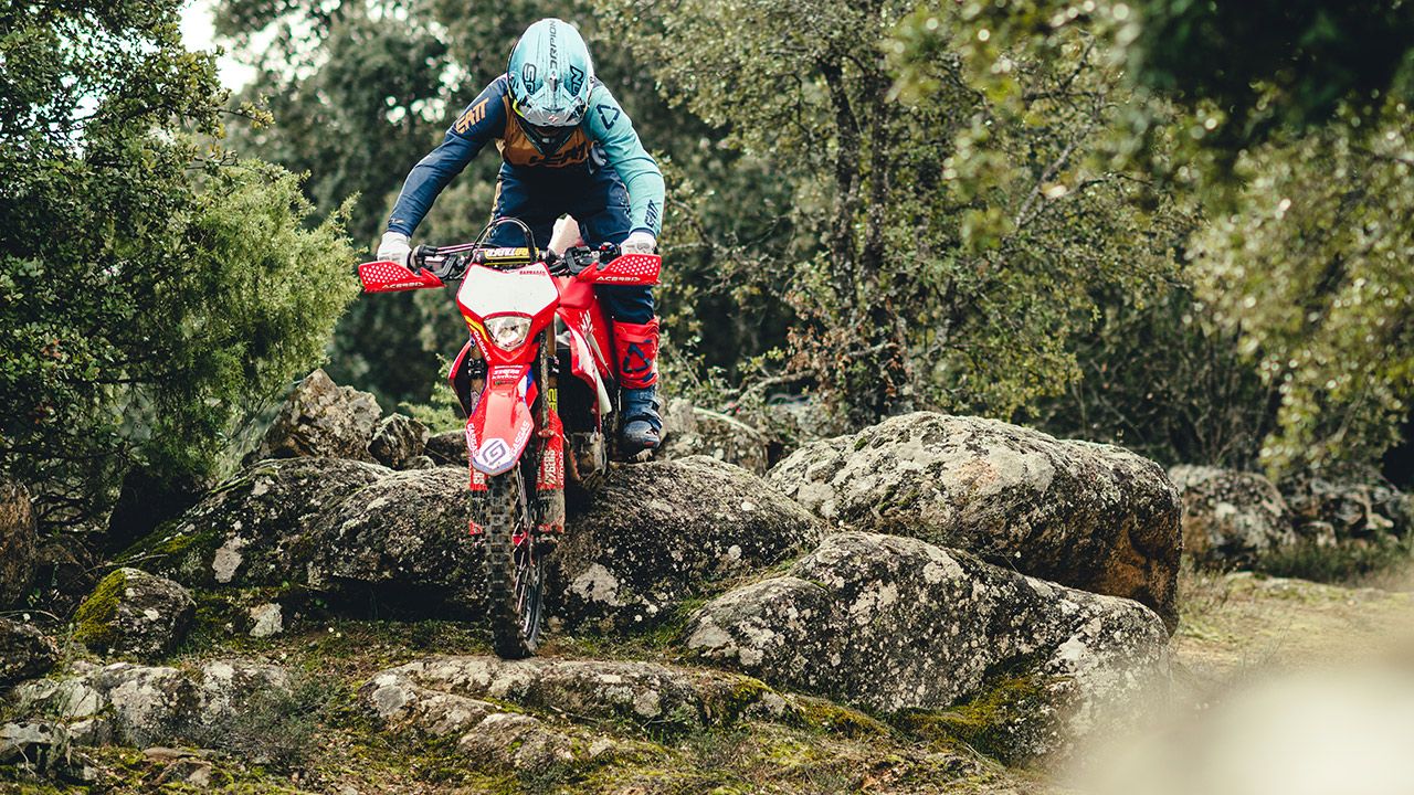 Test suspensiones de enduro "mezcla exótica": amortiguador Sölva y horquilla Kayaba