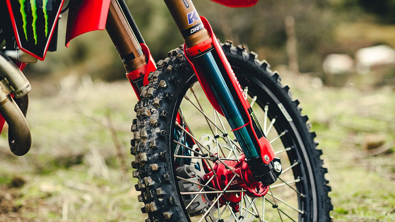 Test suspensiones de enduro "mezcla exótica": amortiguador Sölva y horquilla Kayaba