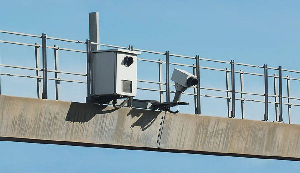 Imagen de un radar fijo de pórtico Foto DGT
