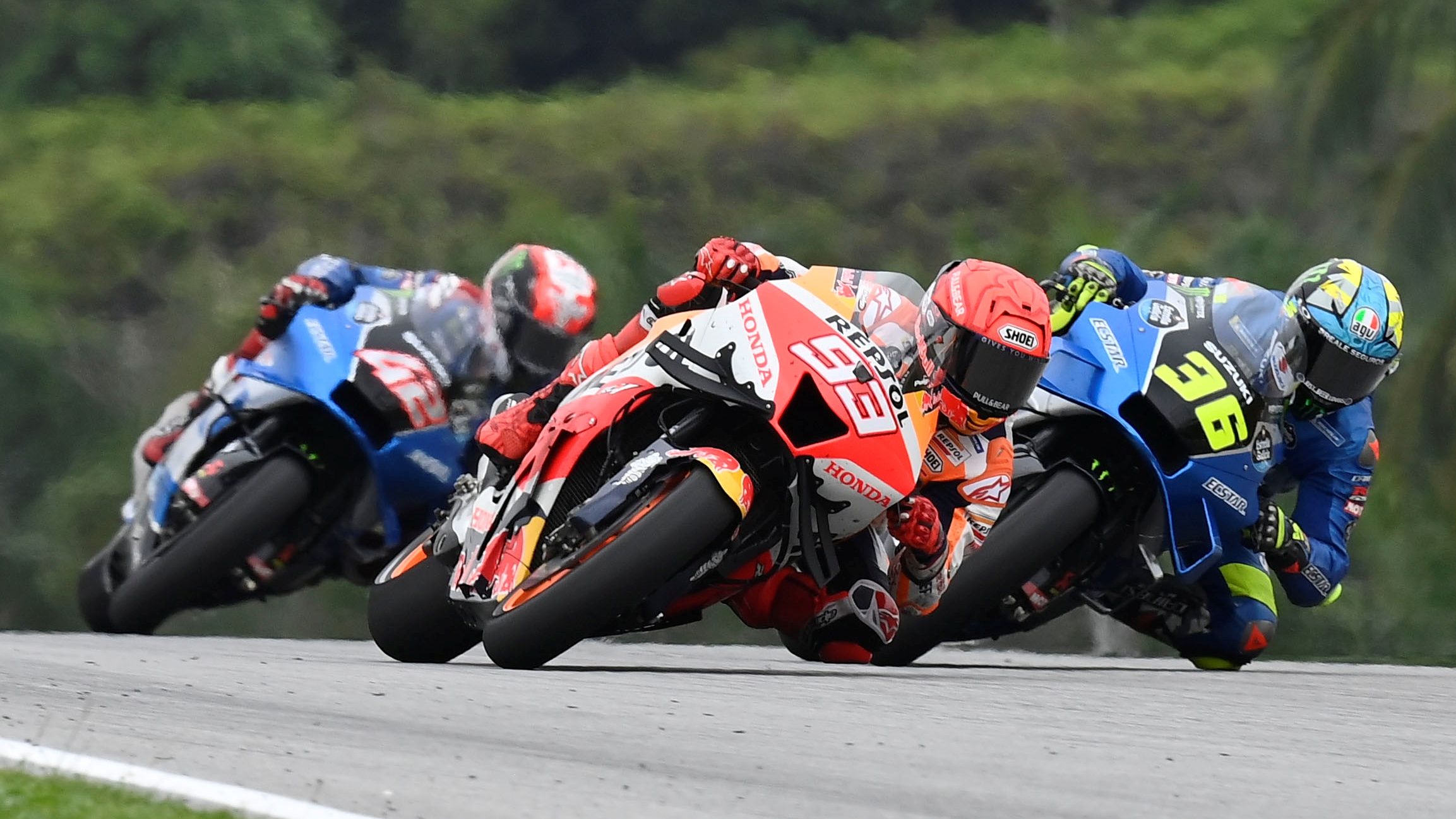 Marc Márquez con la Honda por delante de las Suzuki de Joan Mir y Álex Rins