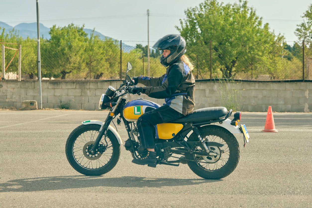 Hay multa por no llevar la L en la moto