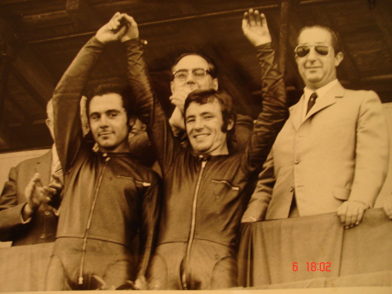 Salvador Cañellas celebra con Ángel Nieto su título en 1970.
