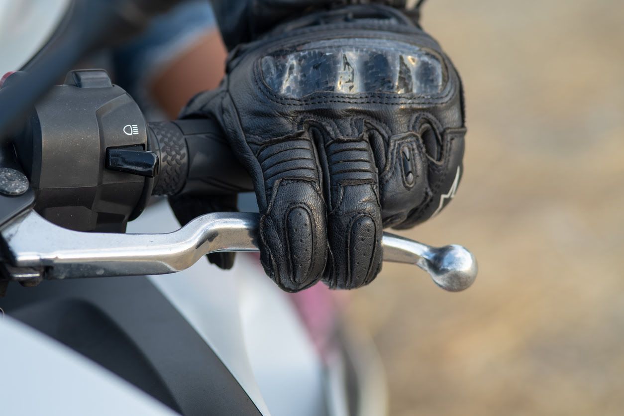 Manetas de moto plegables, ¿para qué sirven? Ventajas