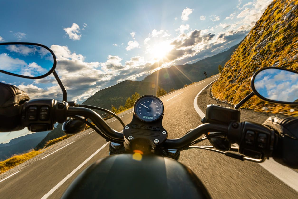 Conducir una moto con viento
