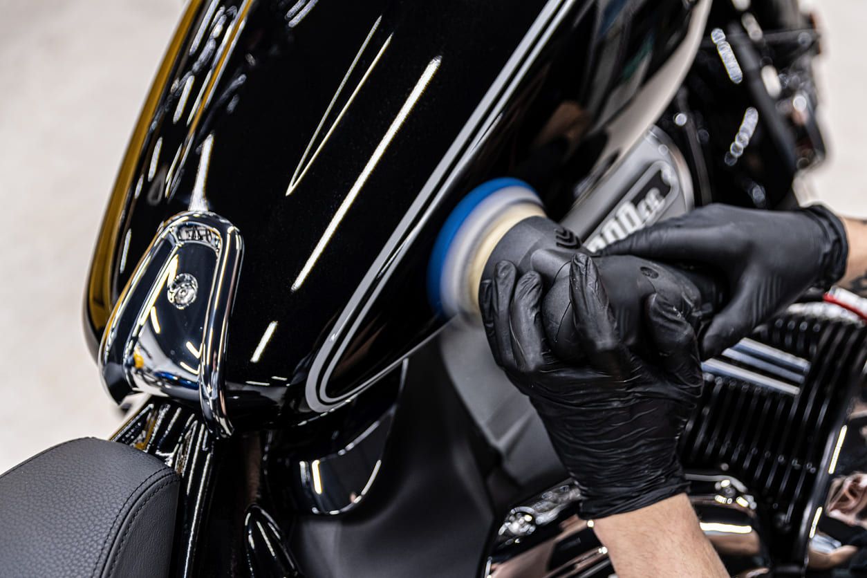 Cómo limpiar el depósito de gasolina de la moto