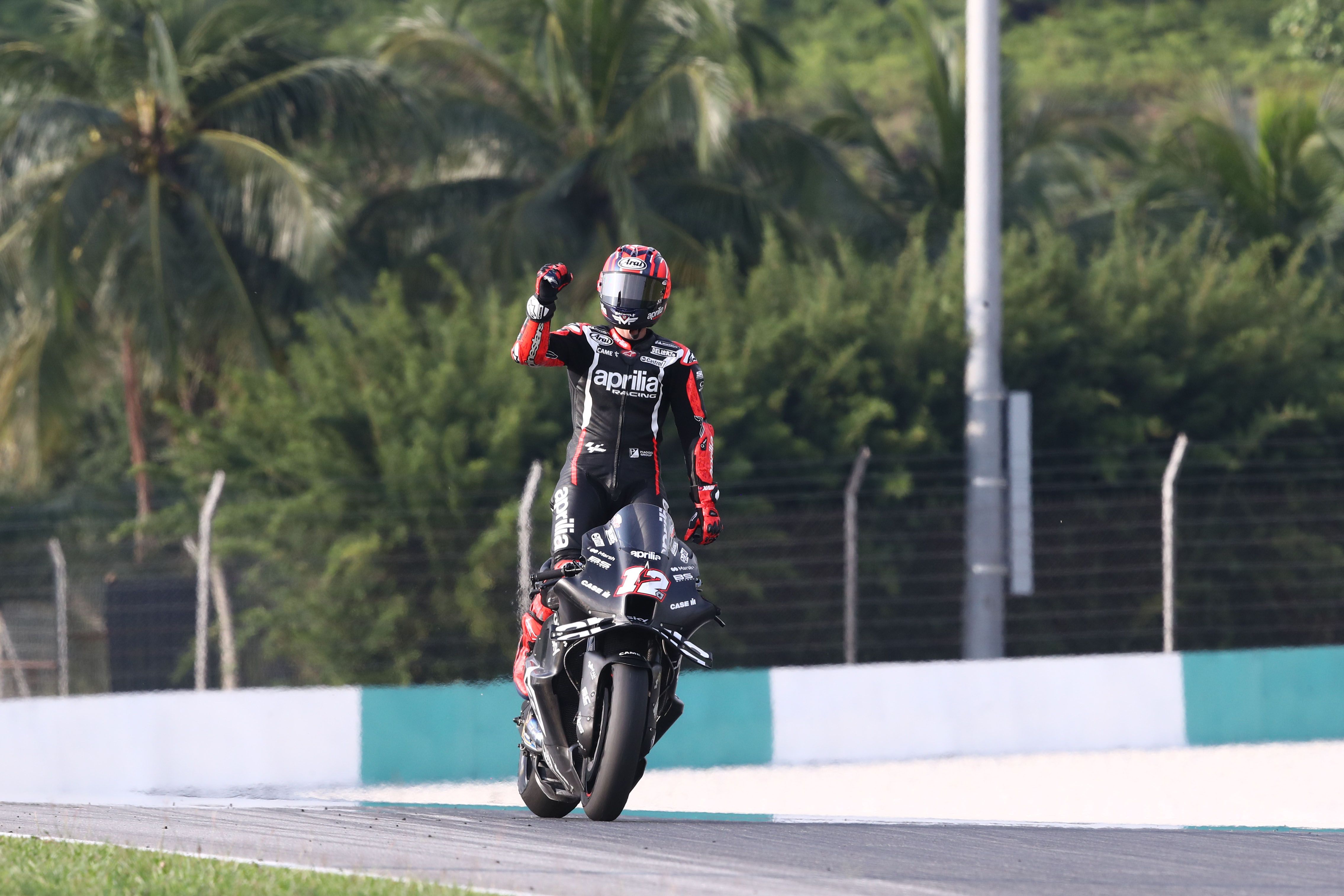 Maverick Viñales se ha quedado a 130 milésimas de marcar el mejor tiempo en el primer día de test en Sepang.