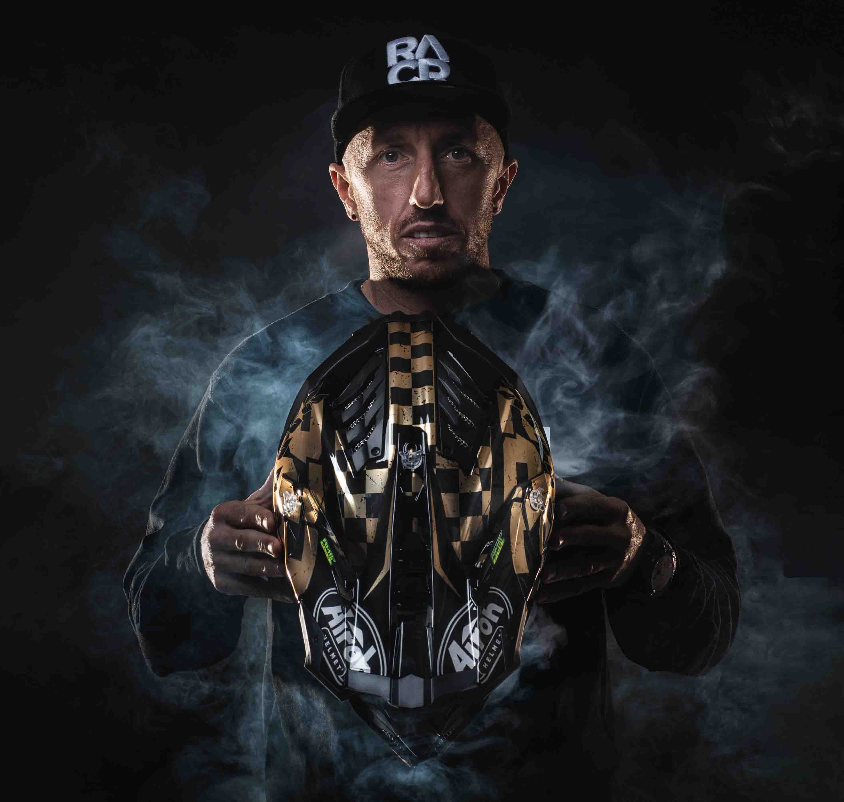¡Espectacular! Airoh Aviator 3 Legend. Casco edición especial de la "leyenda" Tony Cairoli