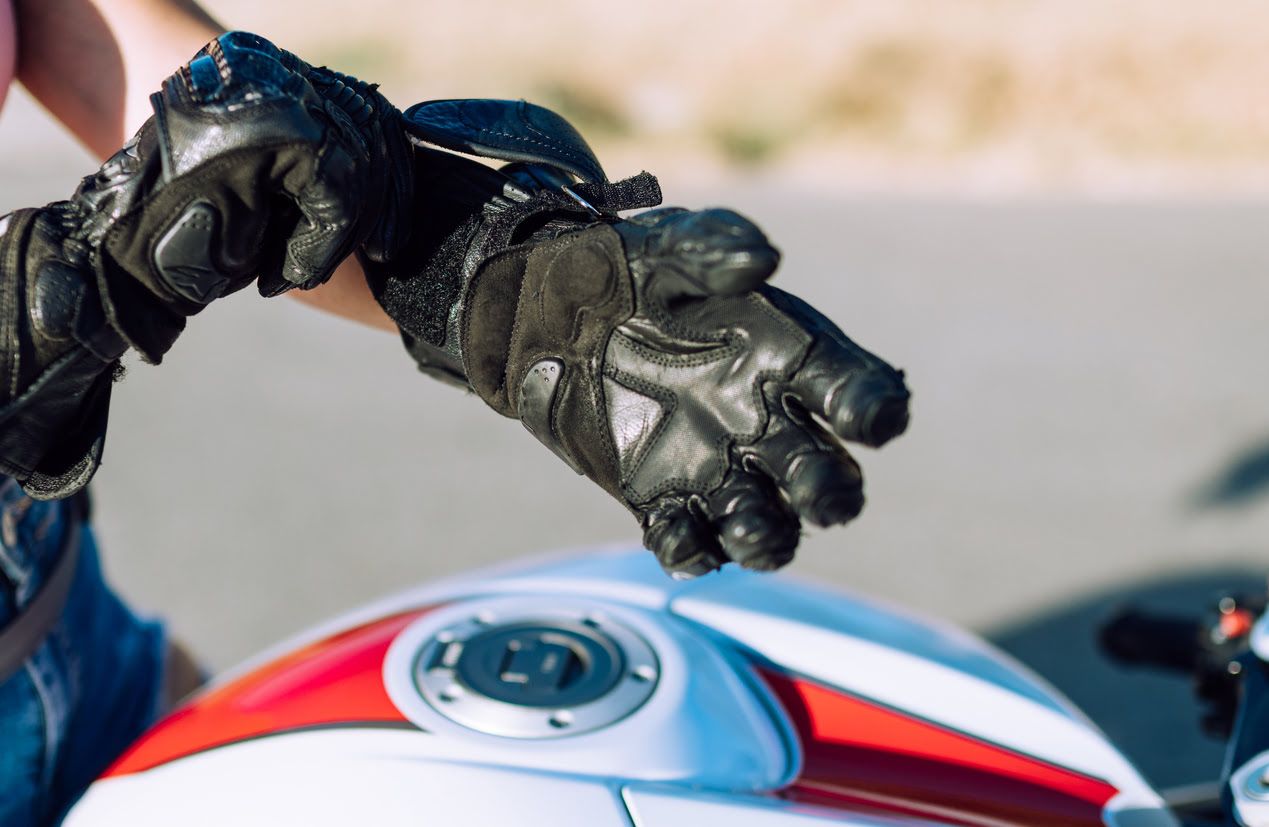 Guantes obligatorios en la moto