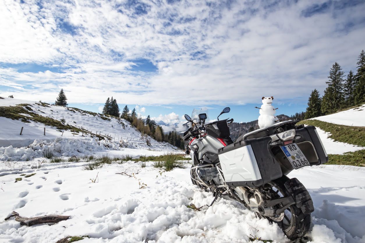 Moto en la nieve