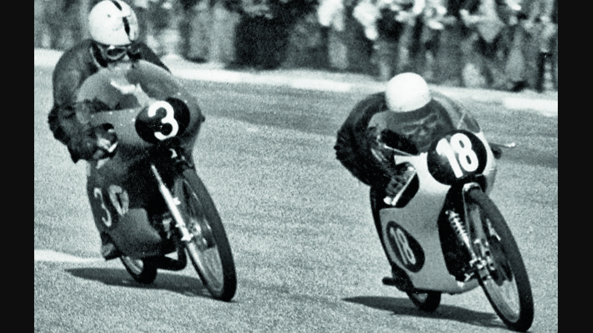 Hans Georg Anscheidt seguido por José María Busquets en la carrera de 50cc del GP de España 1952 en Montjuic