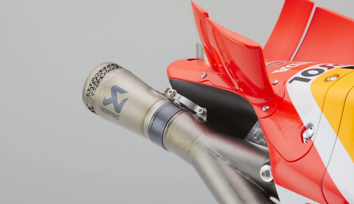 El cambio a Akrapovic es de lo más destacado de la Honda RC213V para MotoGP 2023