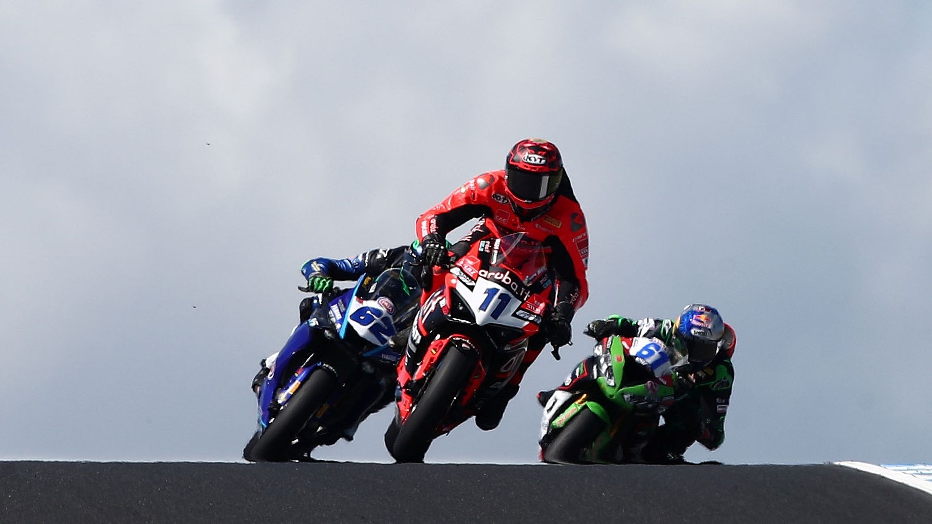 Nicolò Bulega ha ganado en Phillip Island ante Stefano Manzi y Can Oncu