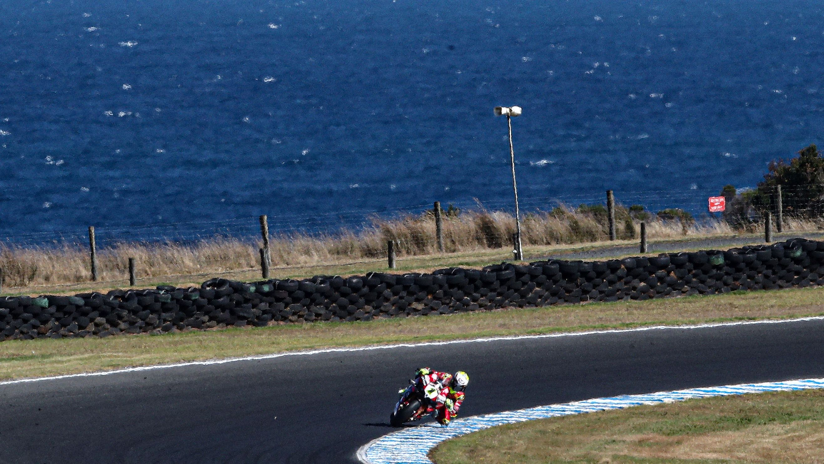 Álvaro Bautista se quedó totalmente solo en Phillip Island hasta ser un náufrago feliz