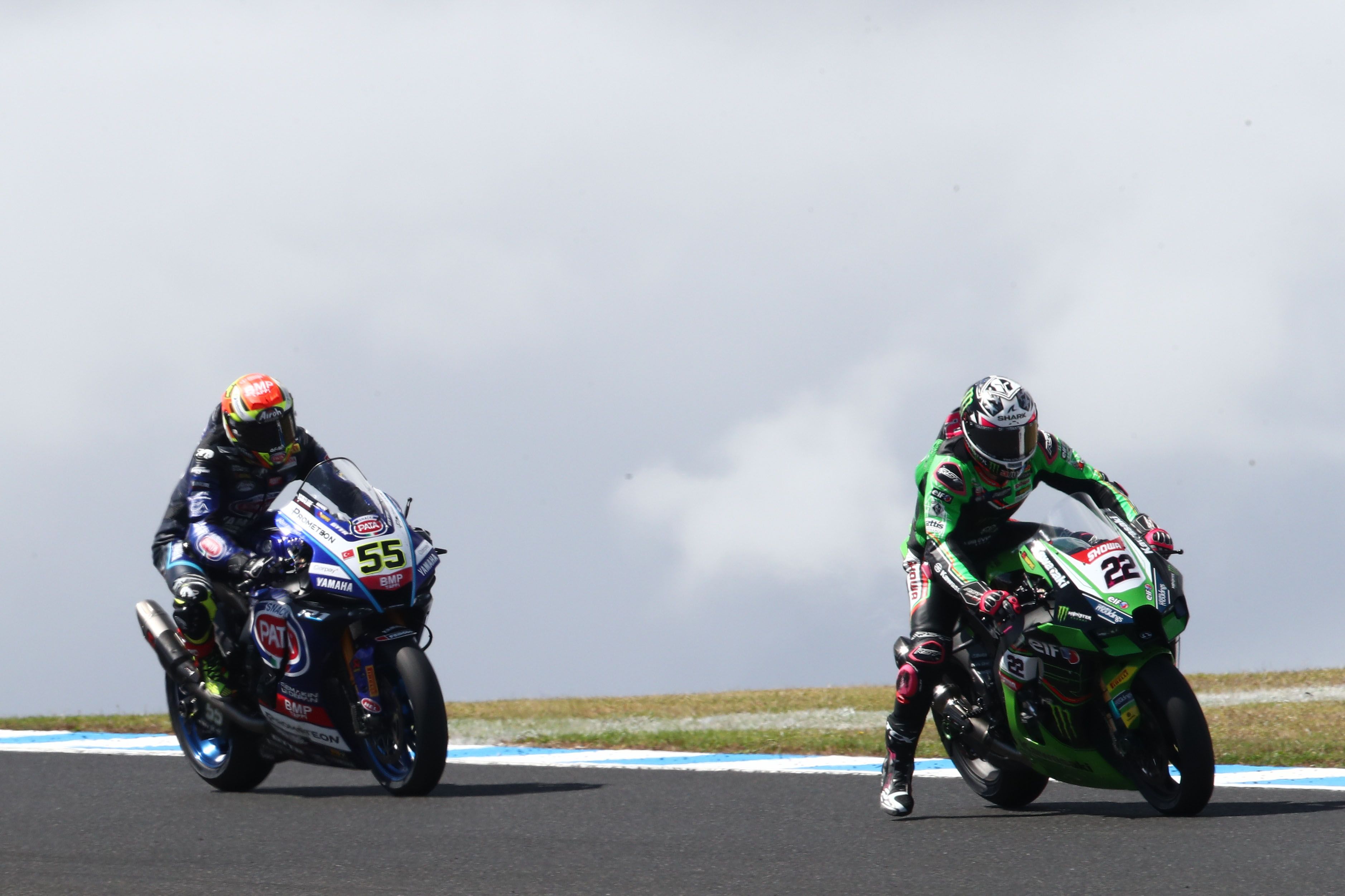 Alex Lowes frenando ante Andrea Locatelli, WSBK Australia 2023