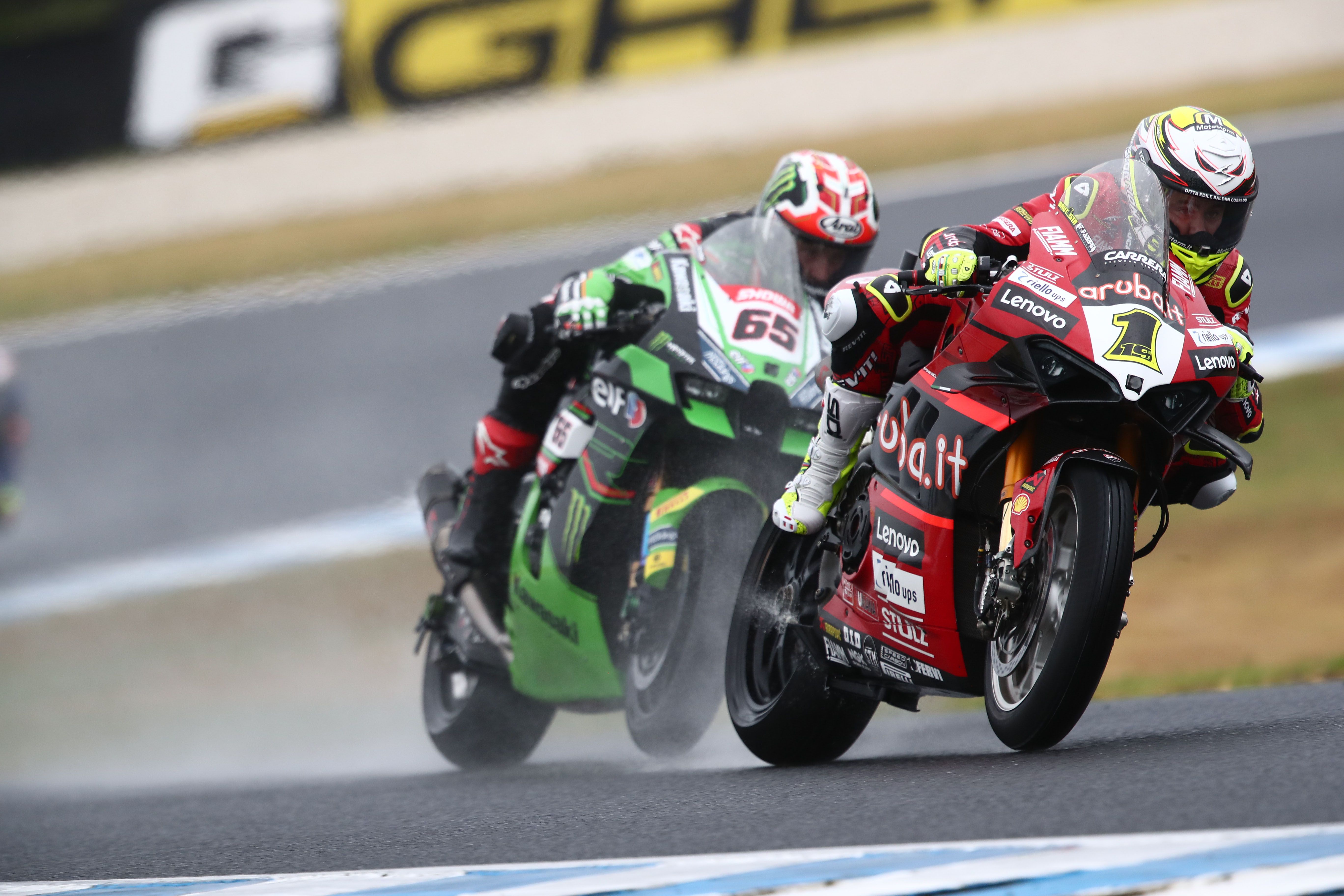 Álvaro Bautista con Jonathan Rea pegado, WSBK Australia 2023