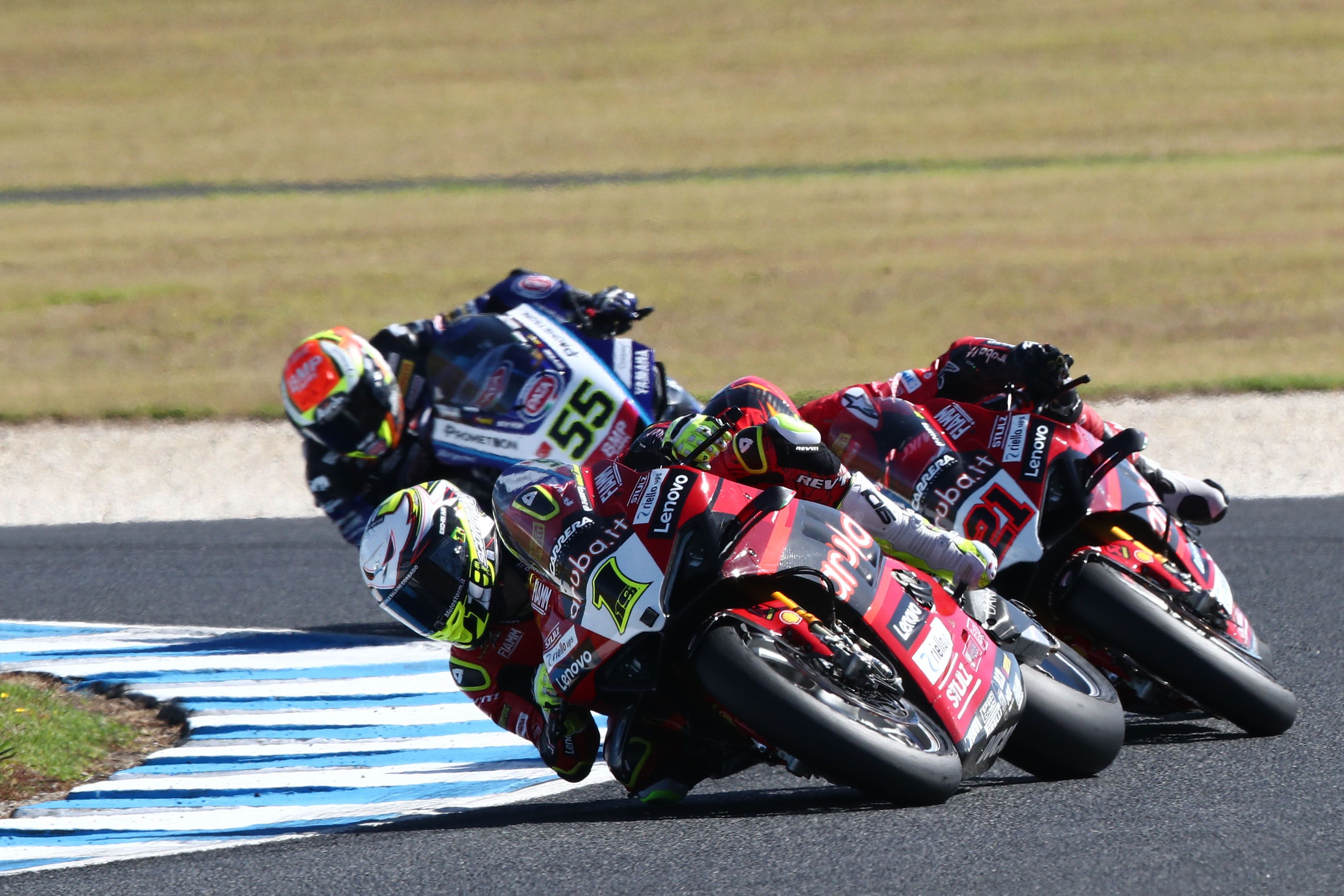 Álvaro Bautista delante de Michael Rinaldi y Andrea Locatelli, WSBK Australia 2023