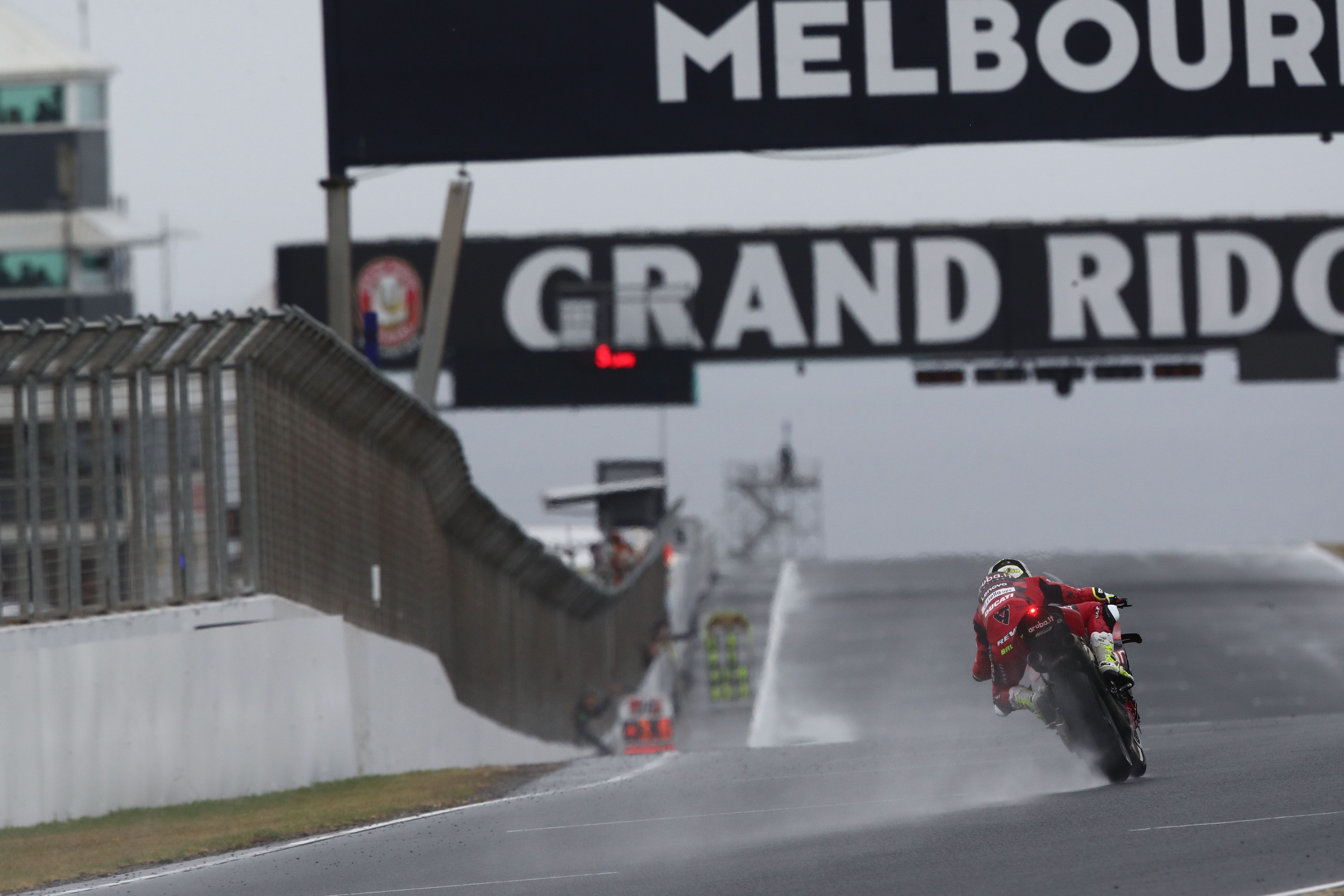 Álvaro Bautista escapado totalmente en solitario en mojado, WSBK Australia 2023