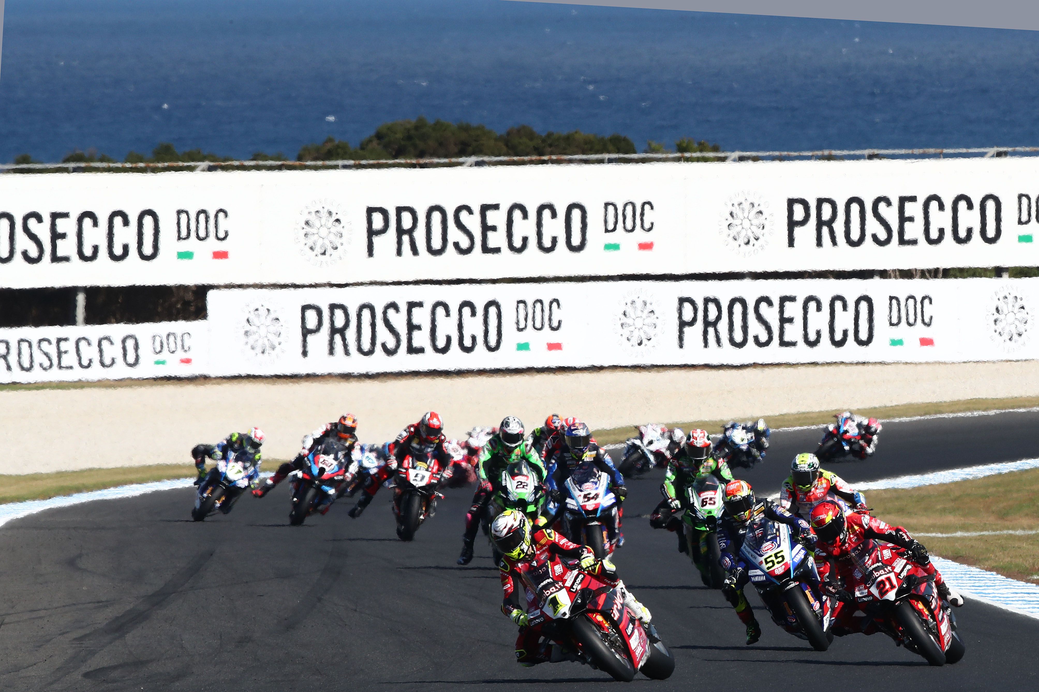 Álvaro Bautista lidera la salida ante Michael Rinaldi y Andrea Locatelli, WSBK Australia 2023