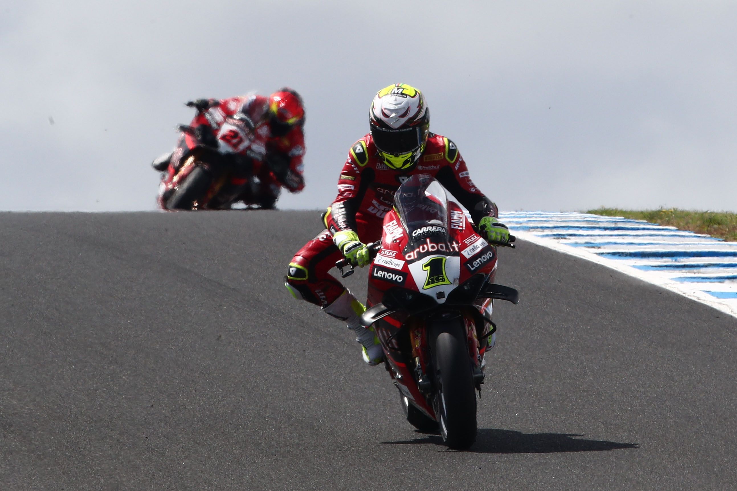 Álvaro Bautista se escapa de Michael Rinaldi, WSBK Australia 2023