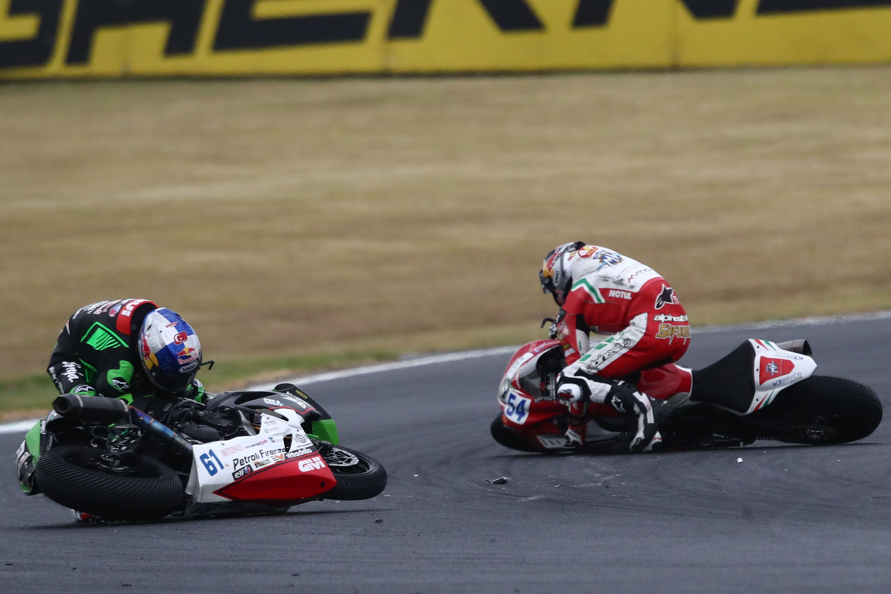Can Oncu y Bahattin Sofuoglu intentan levantar sus motos en la vuelta de calentamiento, WSS Australia 2023