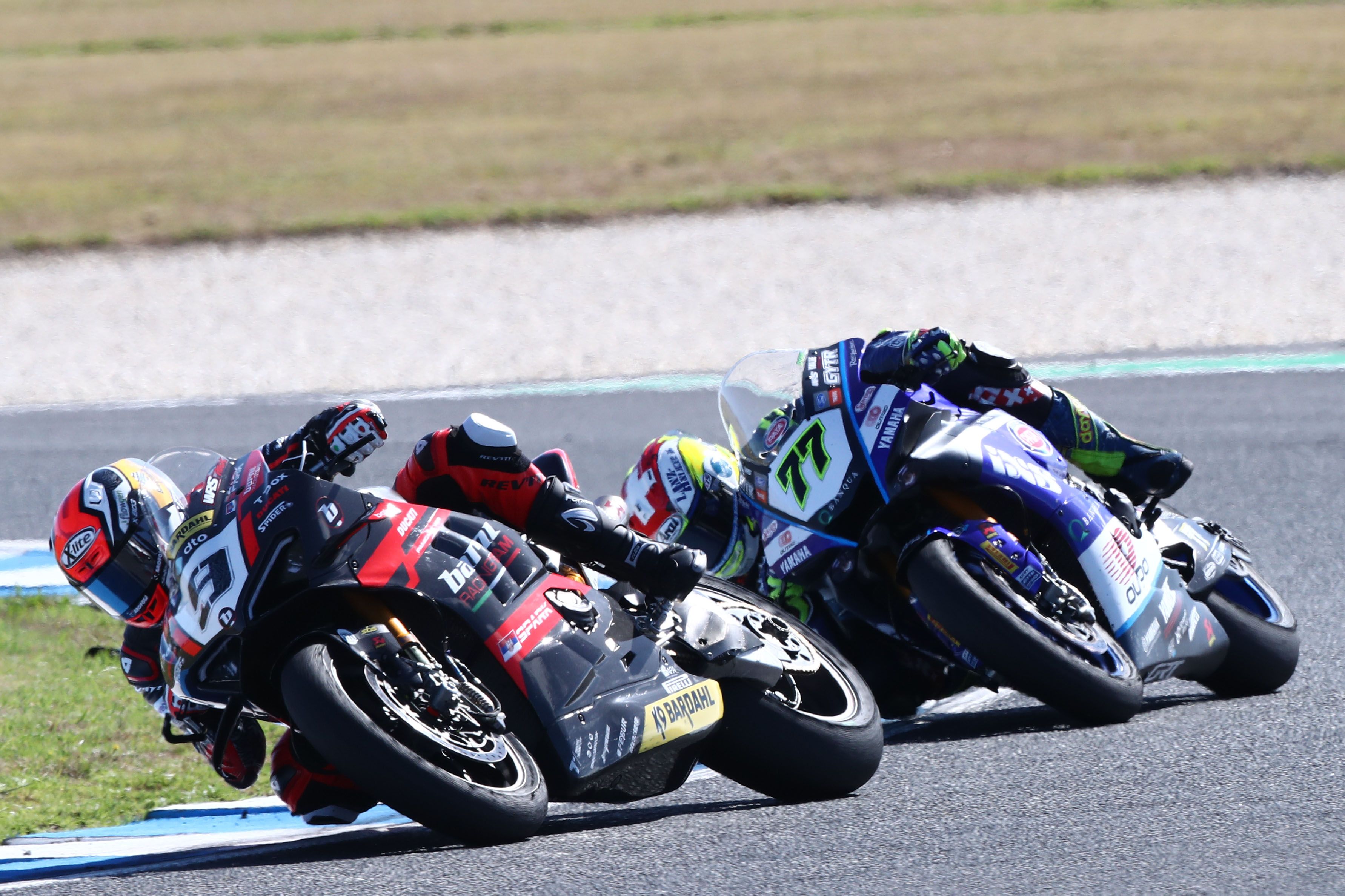 Danilo Petrucci seguido por Dominique Aegerter, WSBK Australia 2023