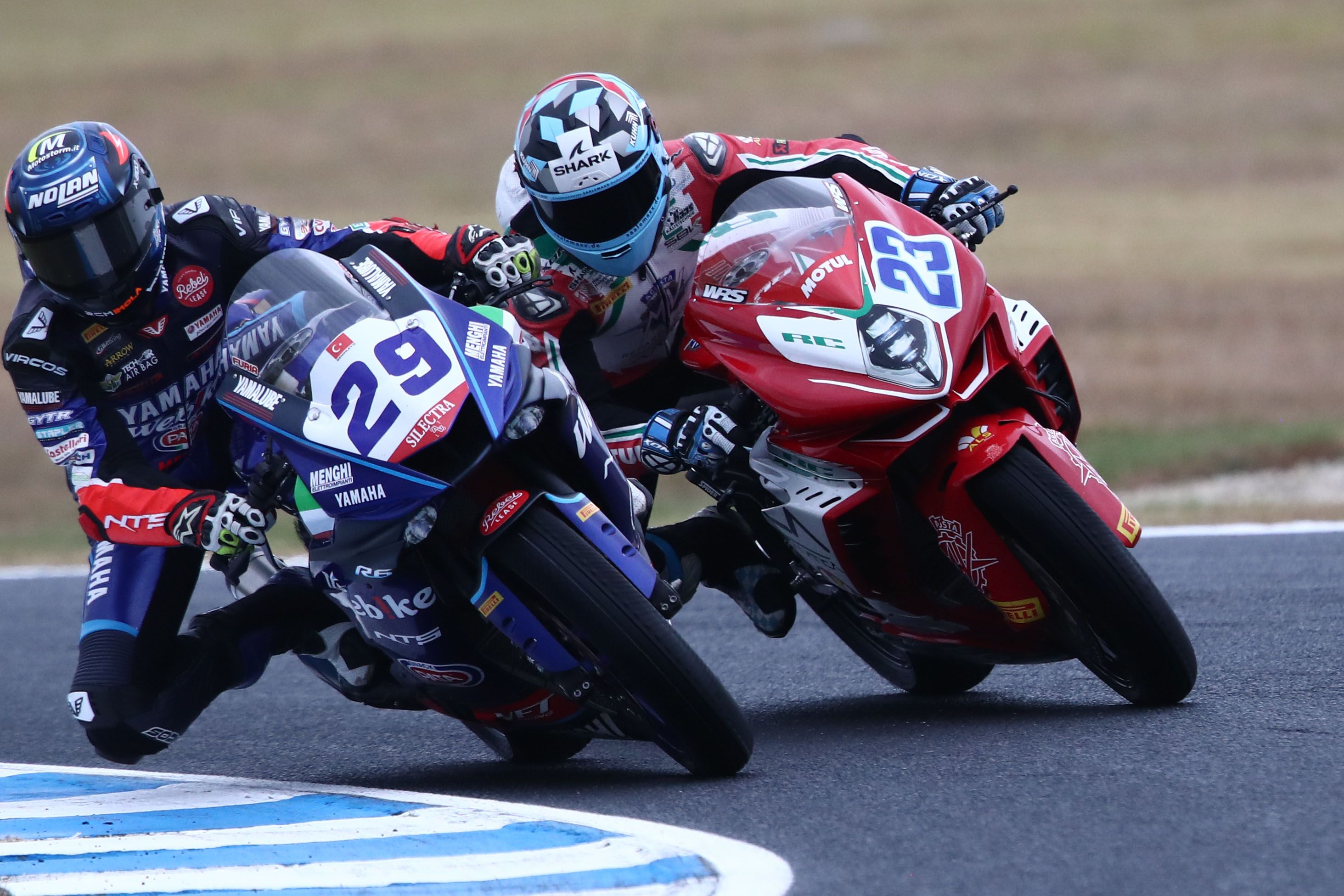 Nicholas Spinelli se mete delante de Marche Schrotter, WSS Australia 2023