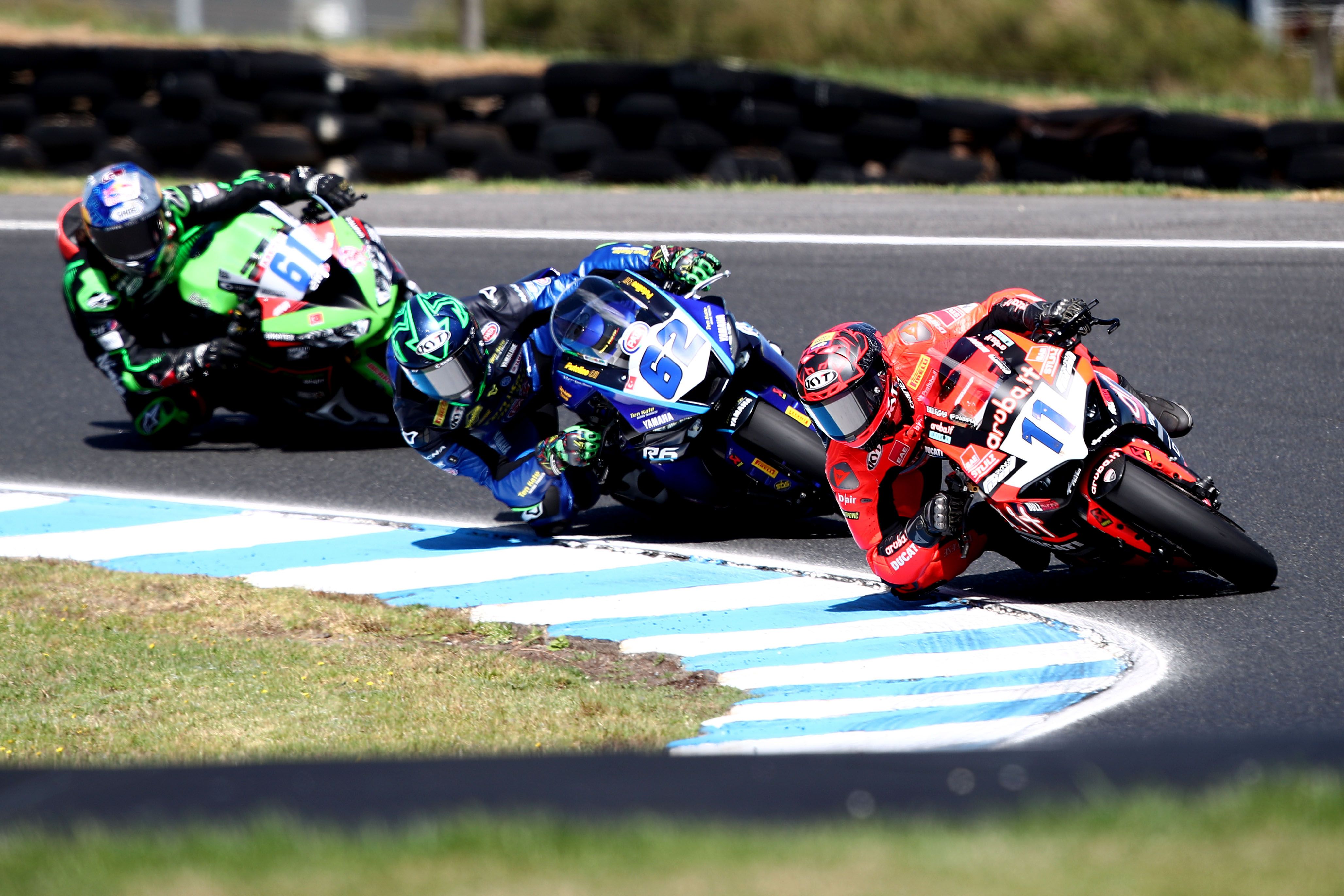 Nicolò Bulega delante de Stefano Manzi y Can Oncu, WSS Australia 2023
