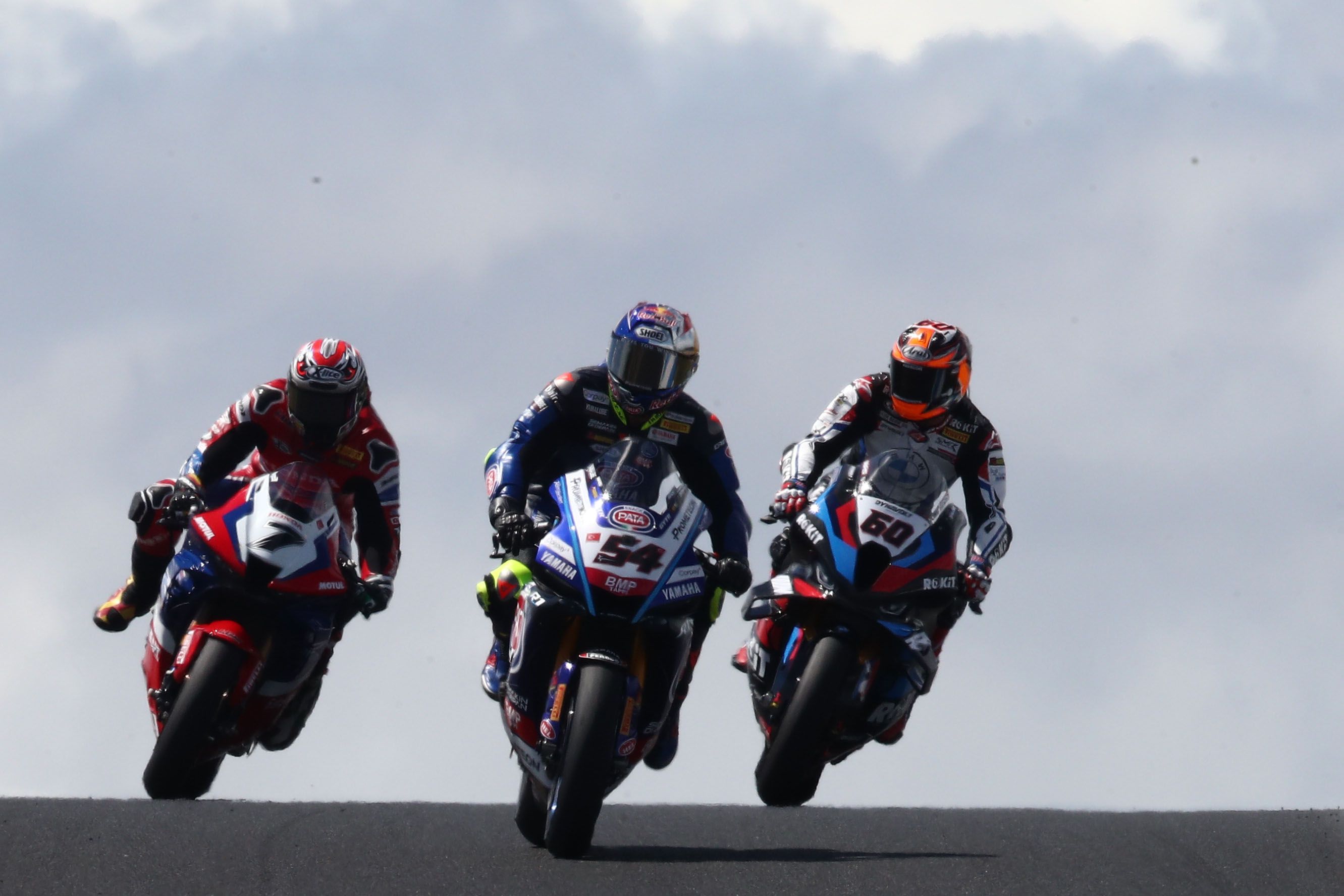 Toprak Razgatlioglu delante de Iker Lecuona y Michael van der Mark, WSBK Australia 2023