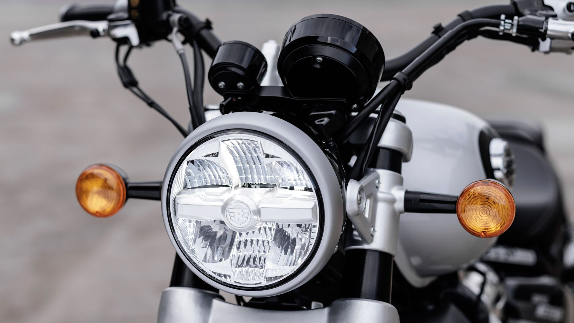 Royal Enfield Super Meteor 650 18