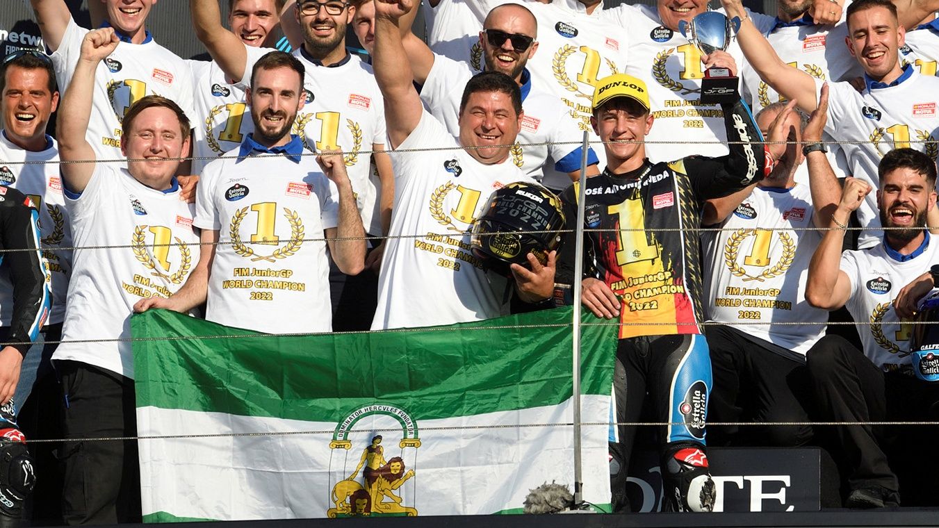 José Antonio Rueda festeja su título del Mundial JuniorGP 2022 con la bandera de Andalucía