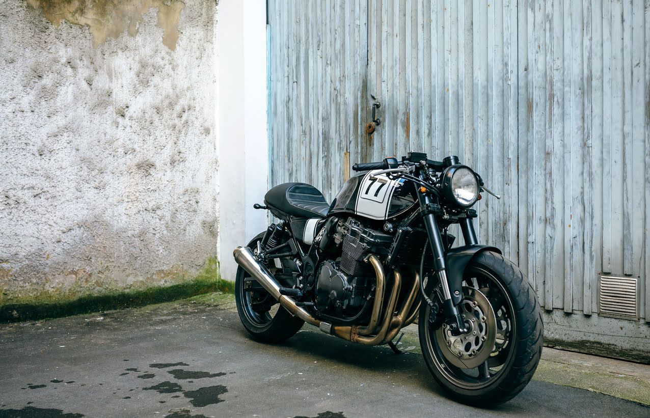 Moto con pegatinas
