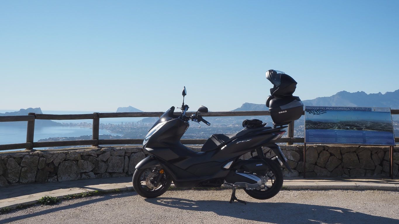Moto en Cumbre del Sol (Alicante)