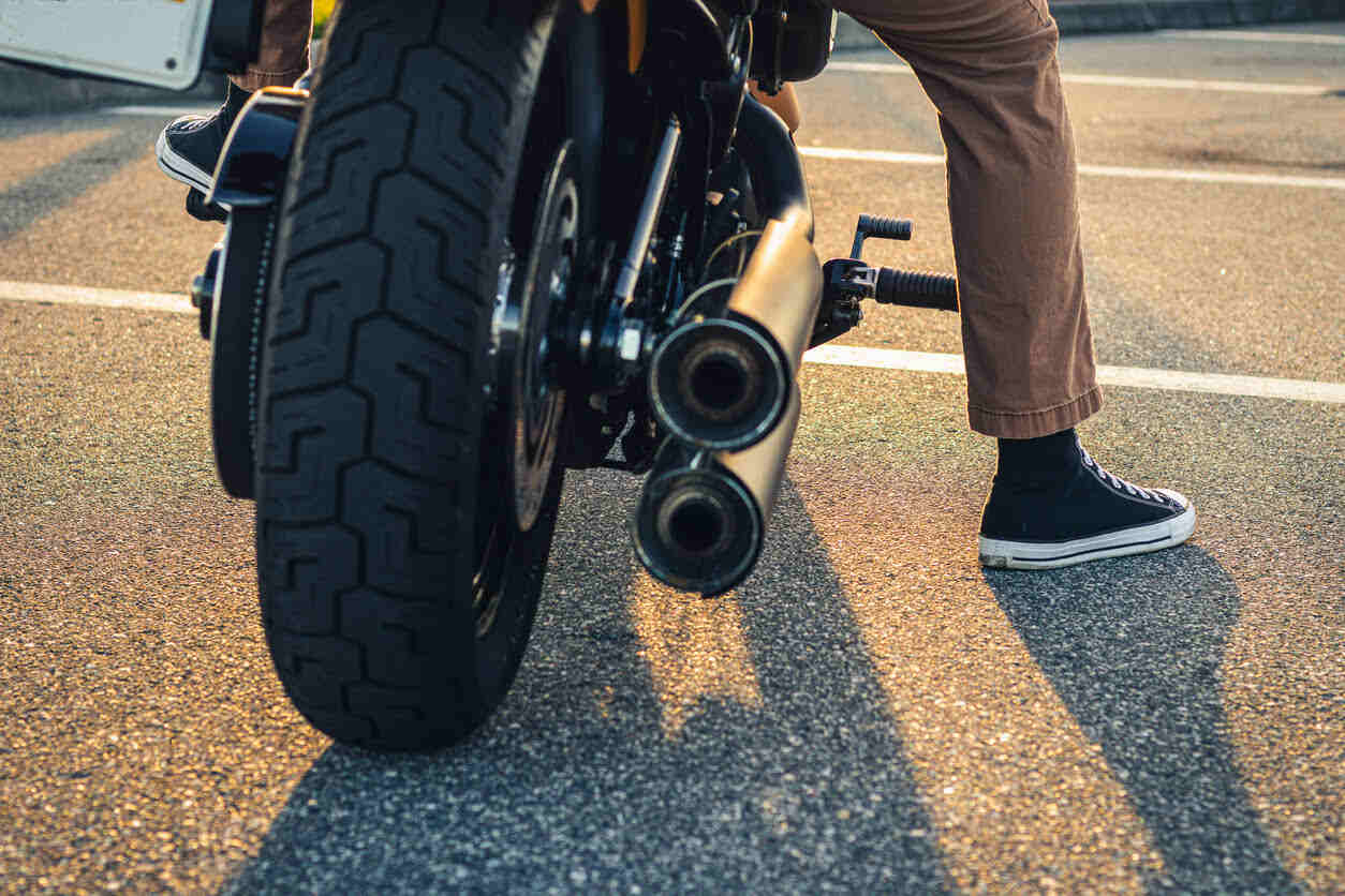 Encuentra zapatillas de moto para hombre