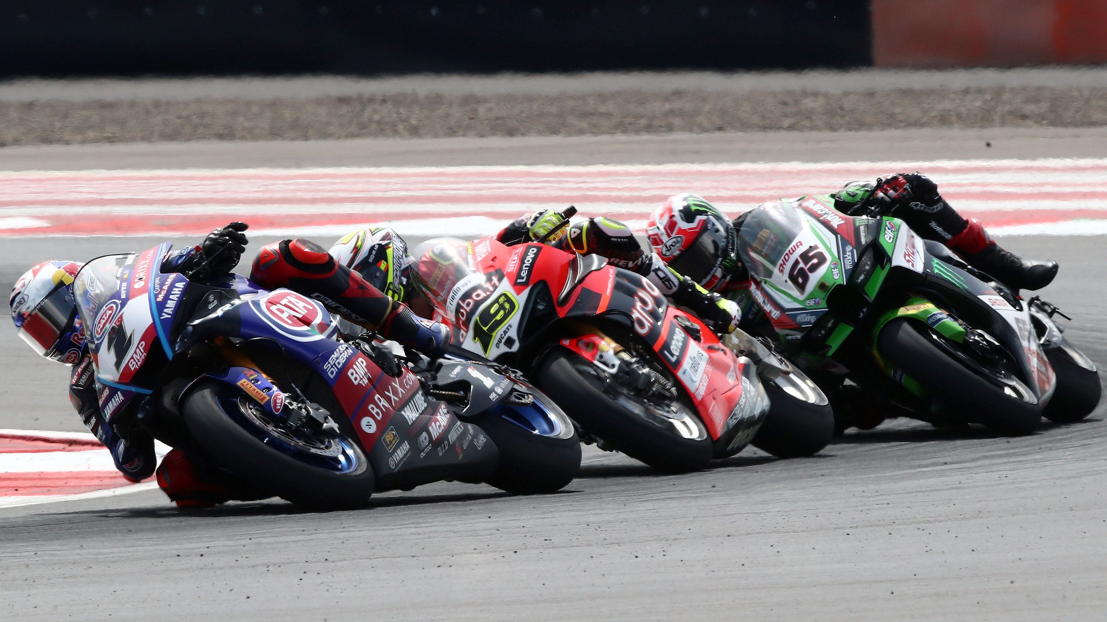 Toprak Razgatlioglu, Álvaro Bautista y Jonathan Rea el año pasado en Mandalika, Indonesia