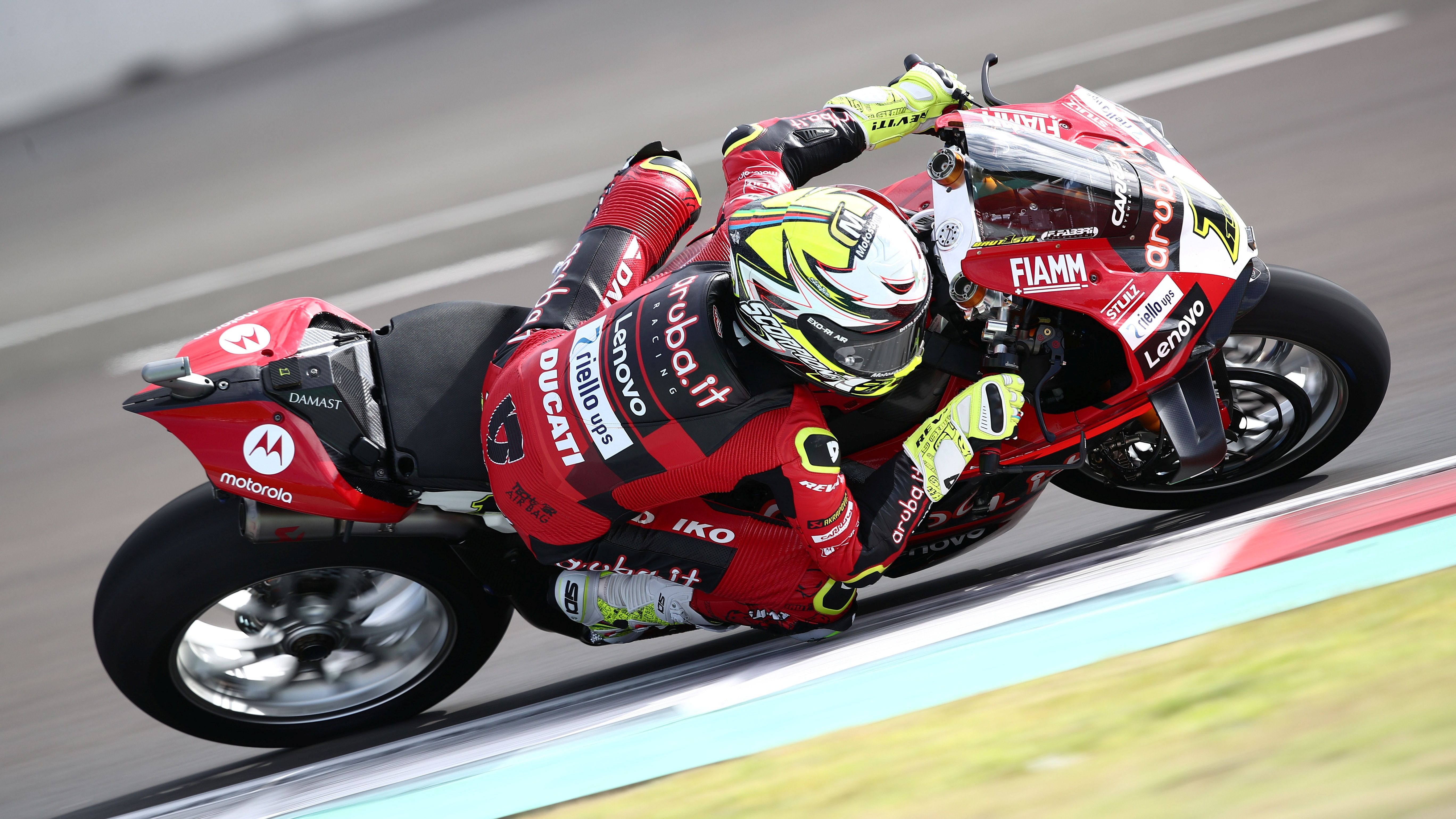Álvaro Bautista no ha tenido rival en la primera carrera de Mandalika
