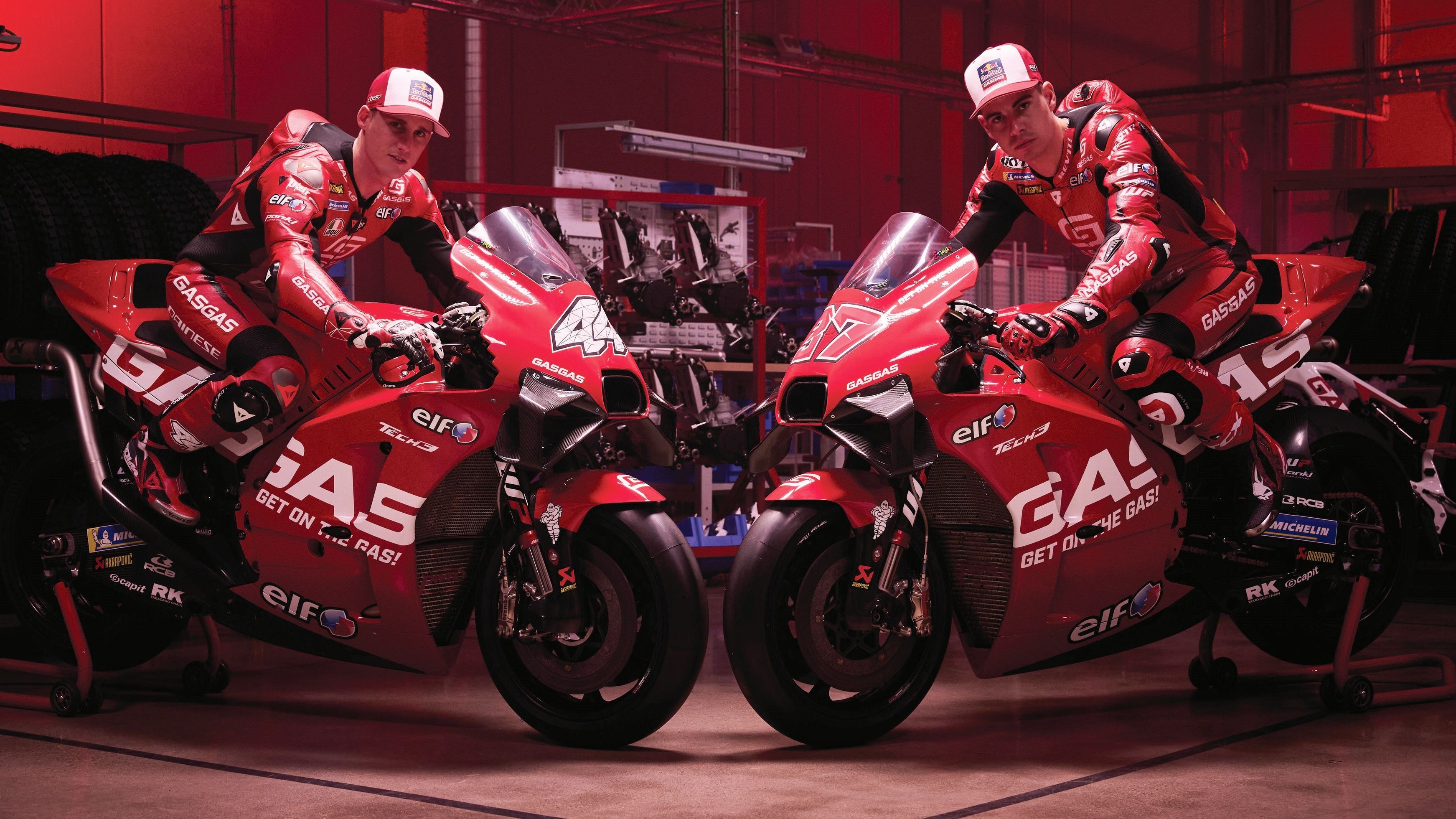 Pol Espargaró y Augusto Fernández sobre las GasGas RC16 del Tech3 que llevarán en MotoGP 2023