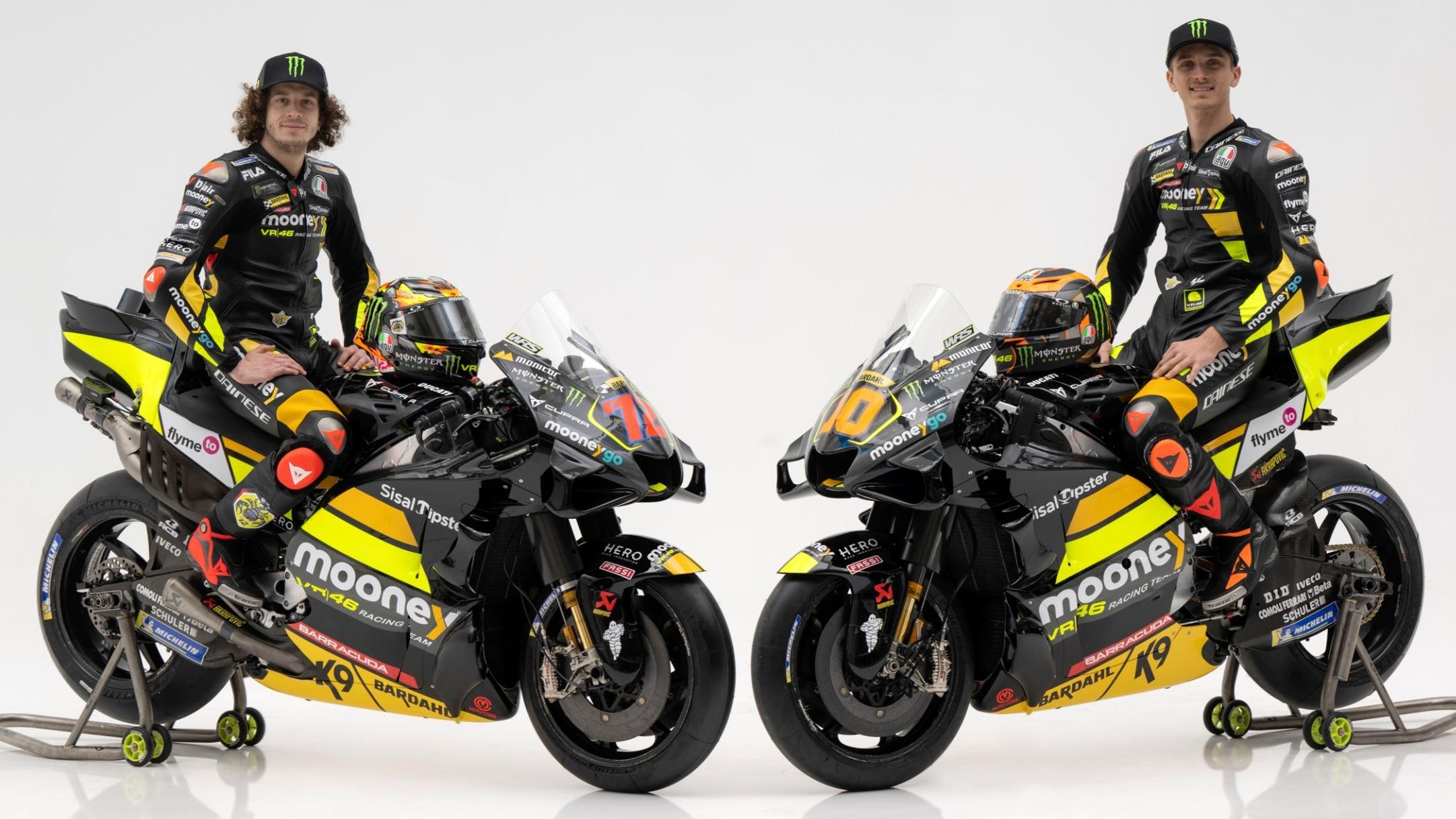 Marco Bezzecchi y Luca Marini sobre las Ducati Desmosedici GP22 del Mooney VR46 que llevarán en MotoGP 2023