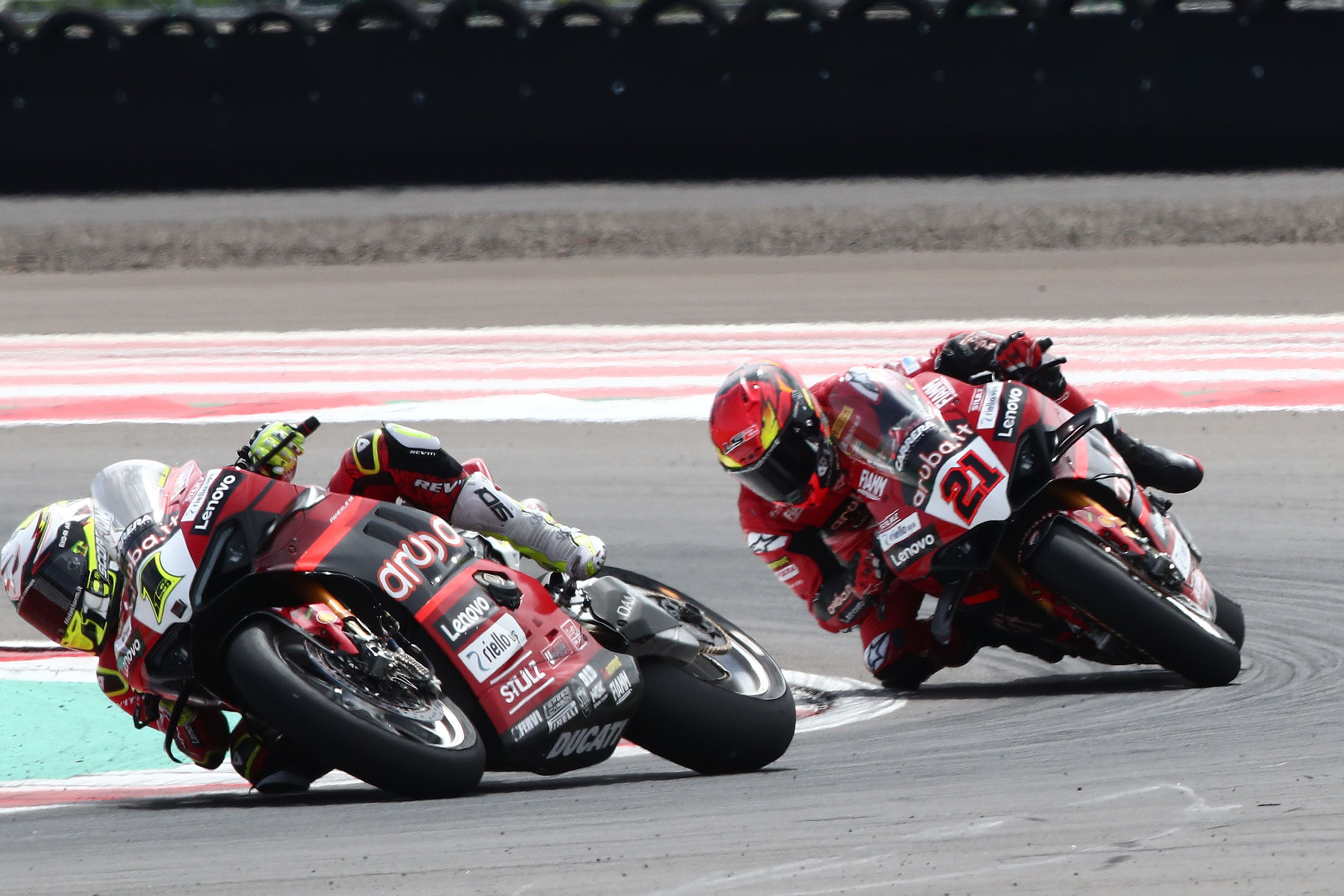 Álvaro Bautista delante de Michael Rinaldi, WSBK Indonesia 2023