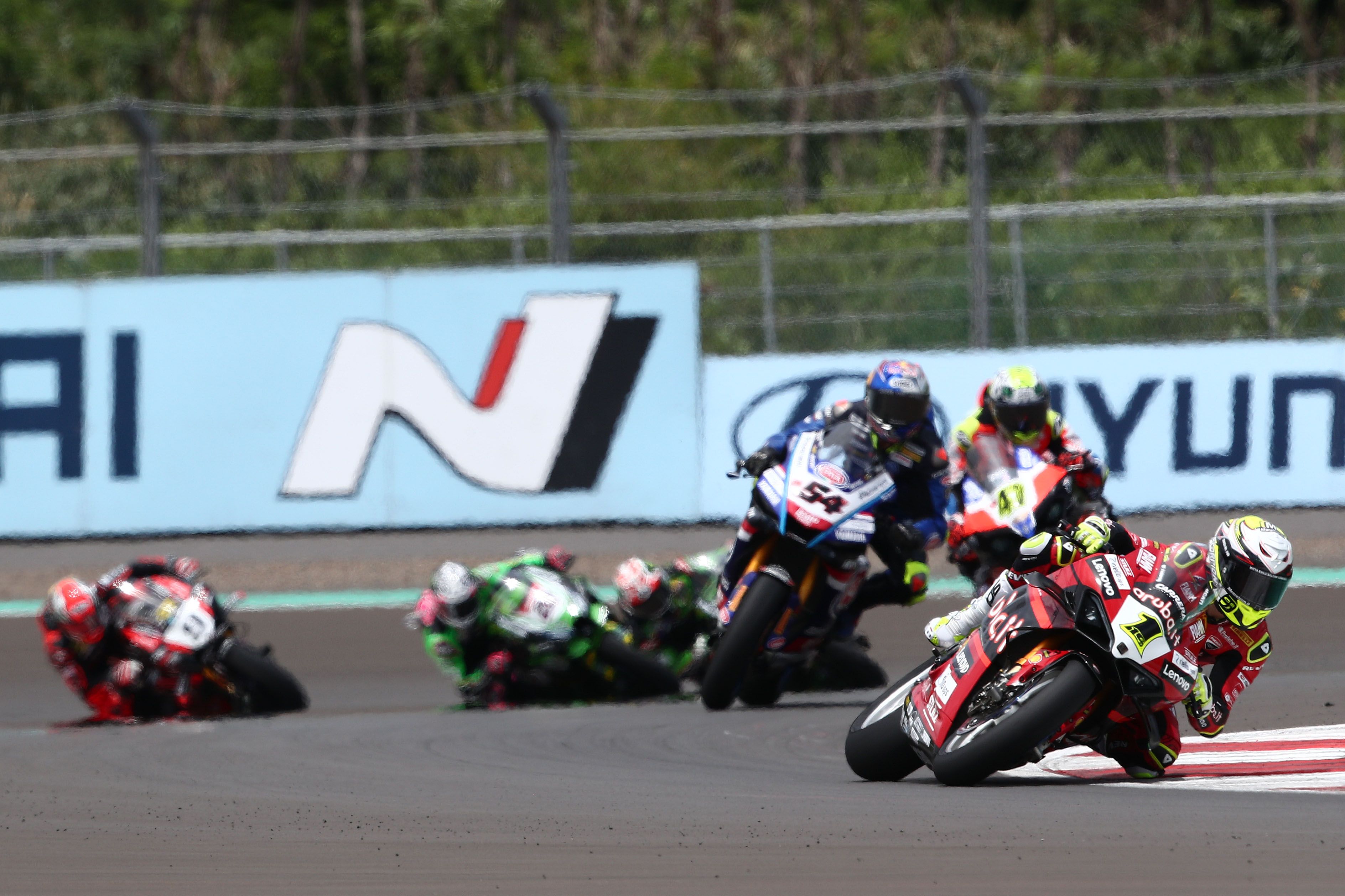 Álvaro Bautista se escapa de Toprak Razgatlioglu y Axel Bassani, WSBK Indonesia 2023