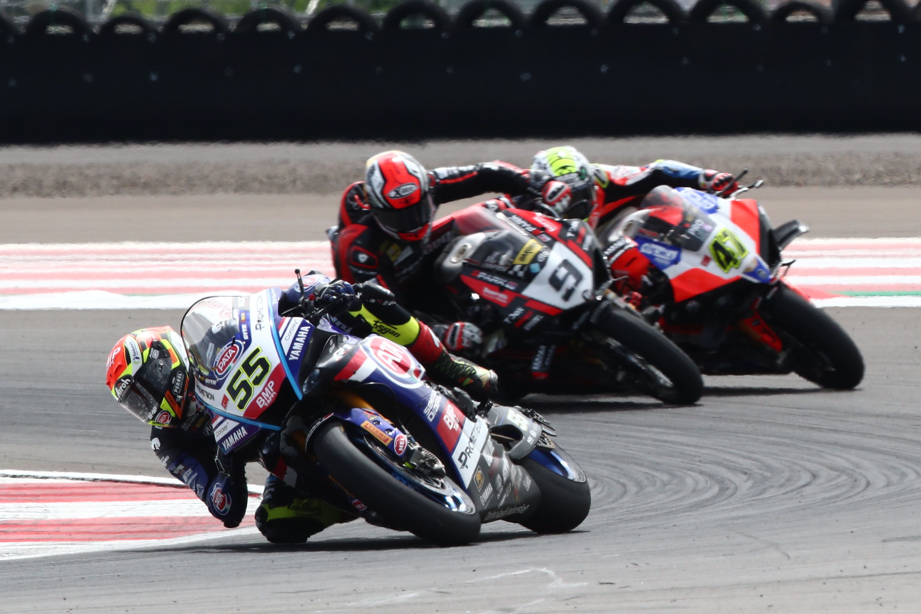Andrea Locatelli delante de Danilo Petrucci y Axel Bassani, WSBK Indonesia 2023