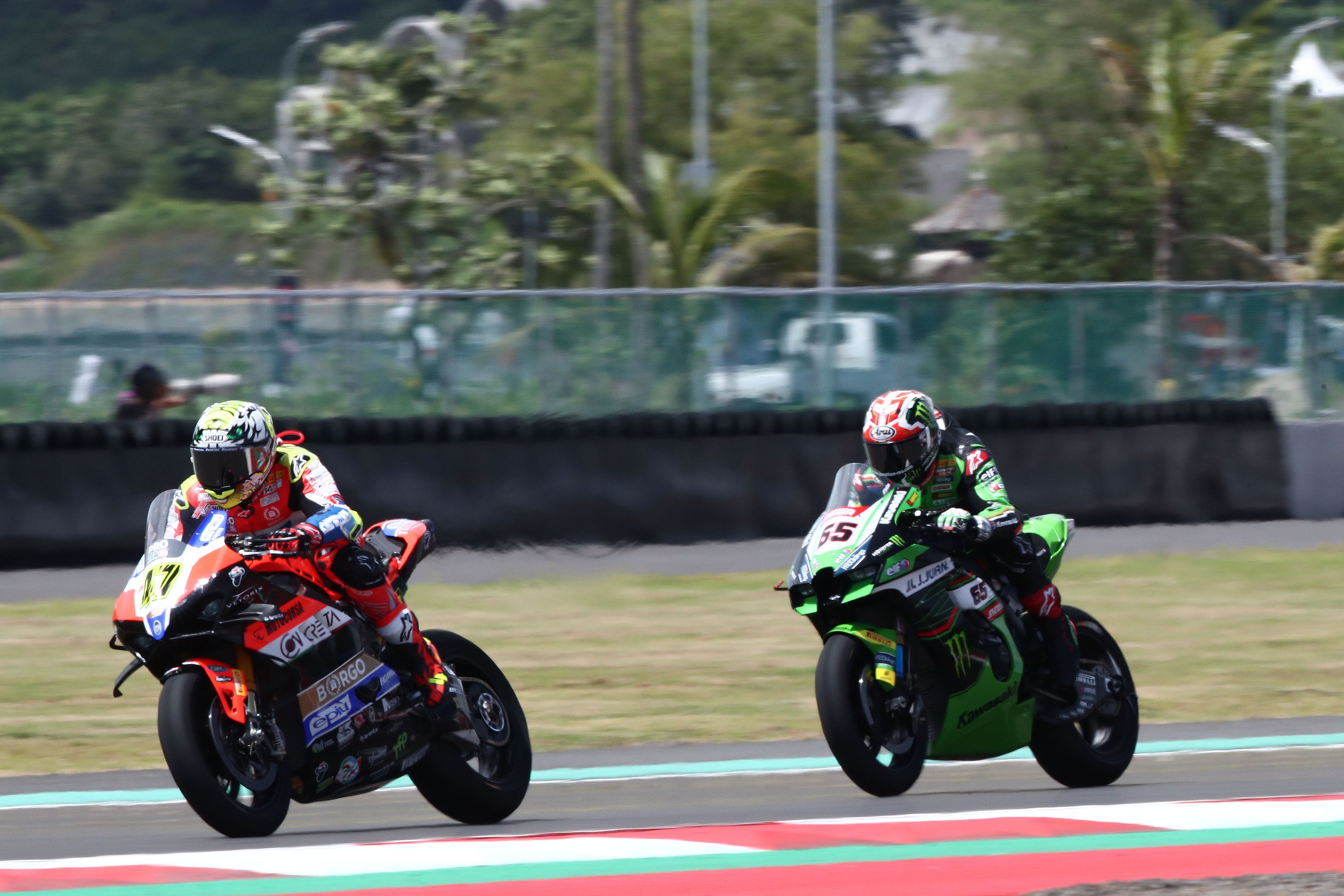 Axel Bassani por delante de Jonathan Rea, WSBK Indonesia 2023