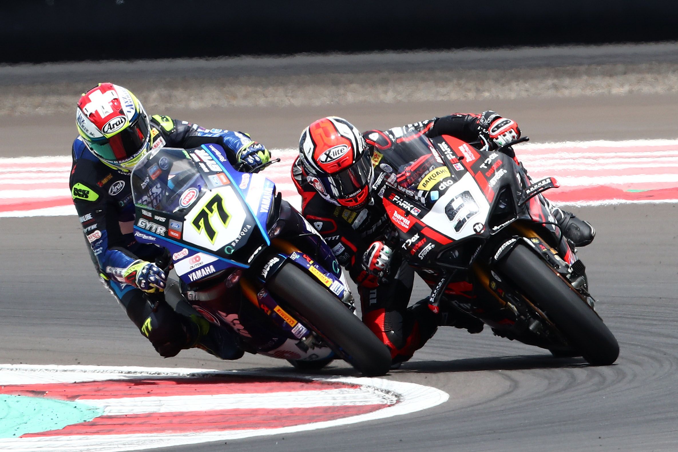 Dominique Aegerter golpea a Danilo Petrucci, WSBK Indonesia 2023