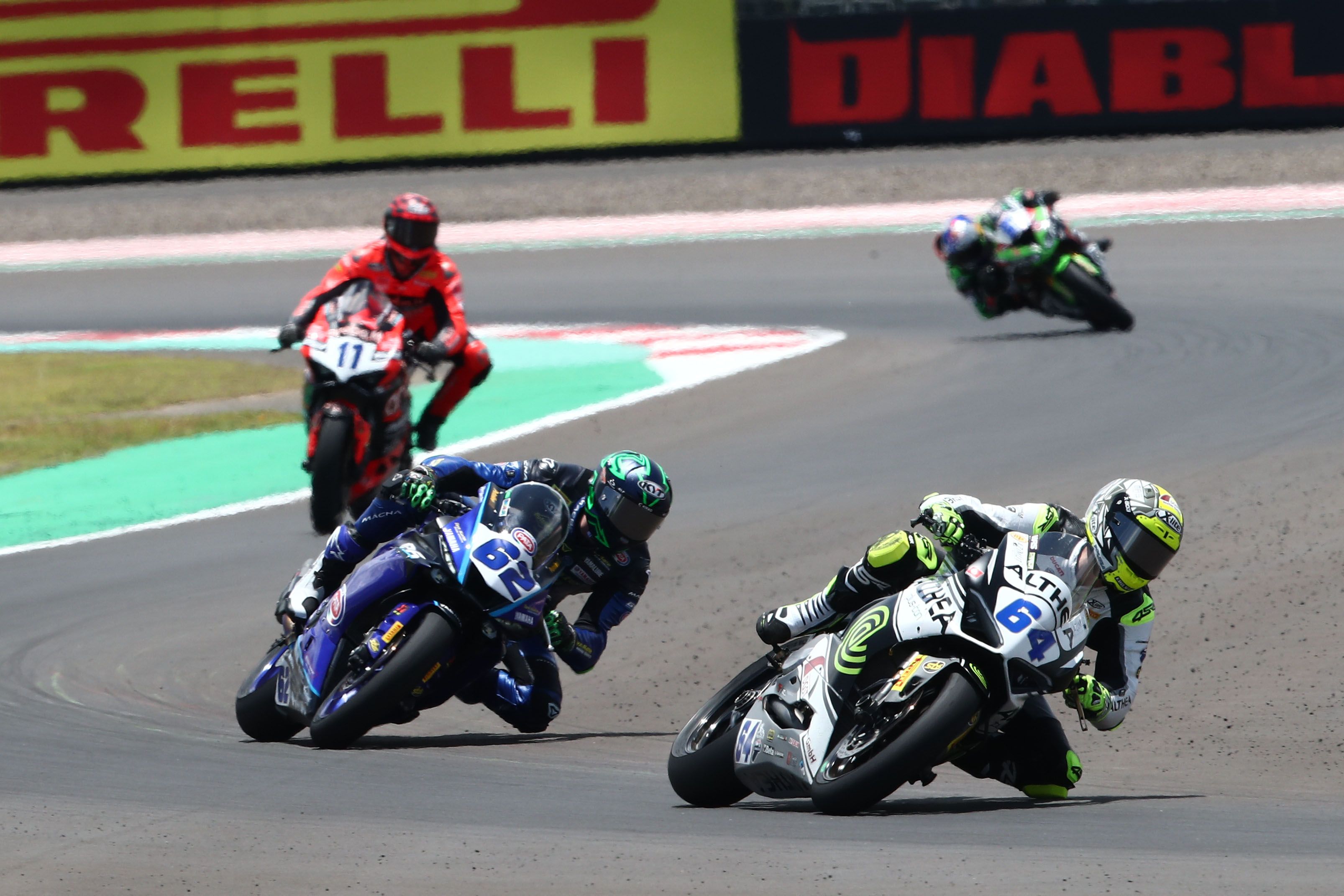 Federico Caricasulo delante de Stefano Manzi y Nicolò Bulega, WSS Indonesia 2023