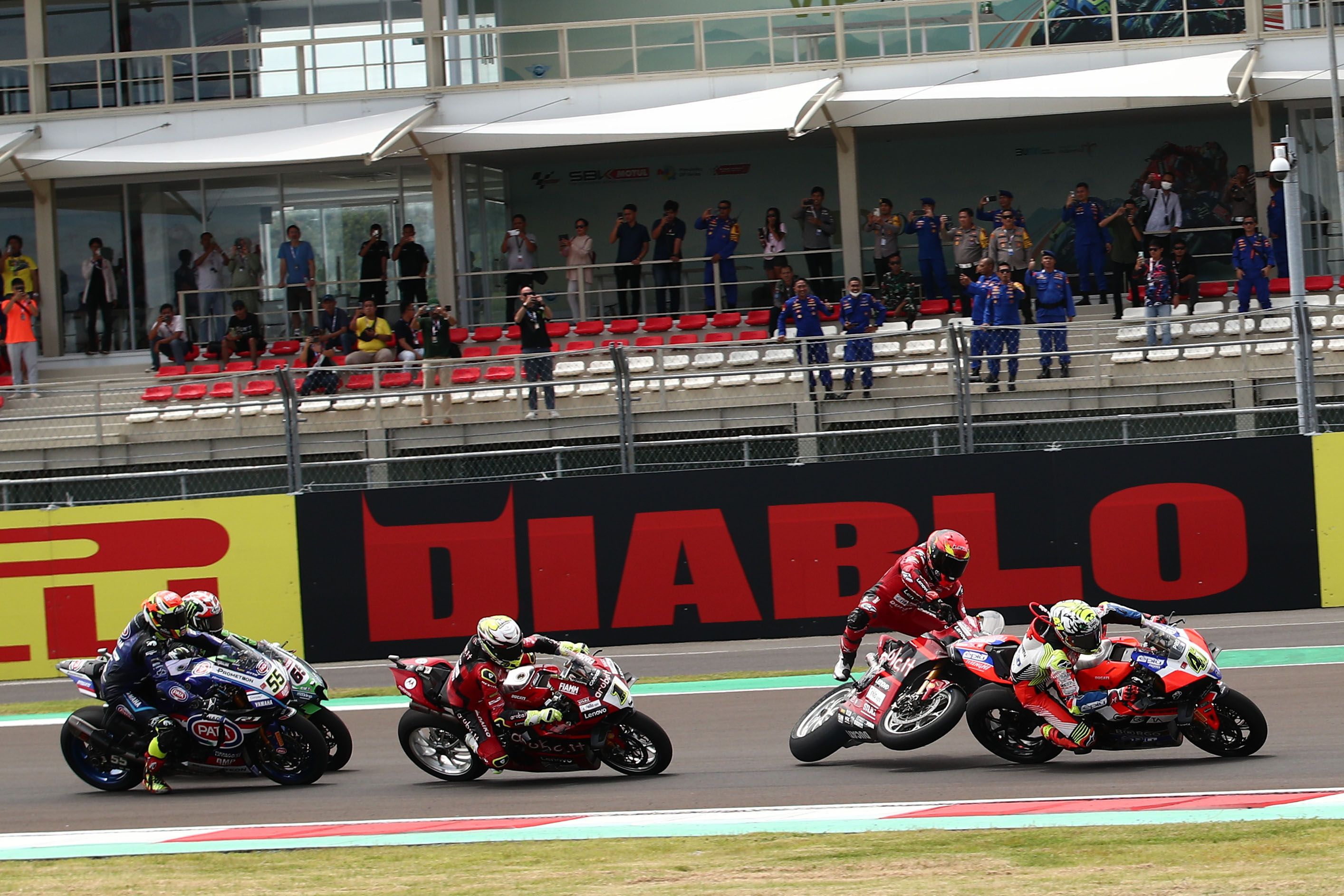 Michael Rinaldi cae al tocarse con Axel Bassani ante Álvaro Bautista, Jonathan Rea y Andrea Locatelli, WSBK Indonesia 2023