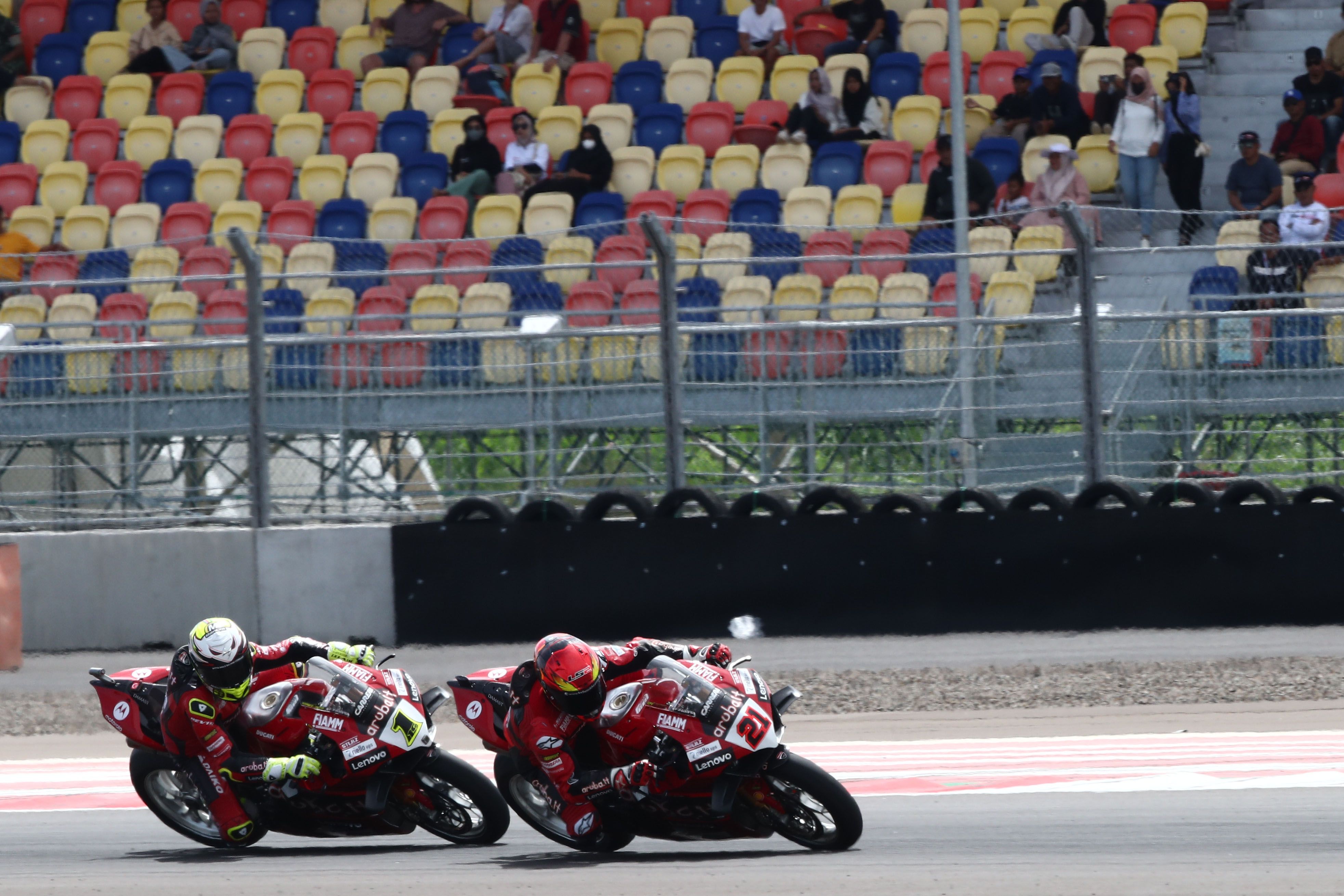 Michael Rinaldi con Álvaro Bautista pegado, WSBK Indonesia 2023