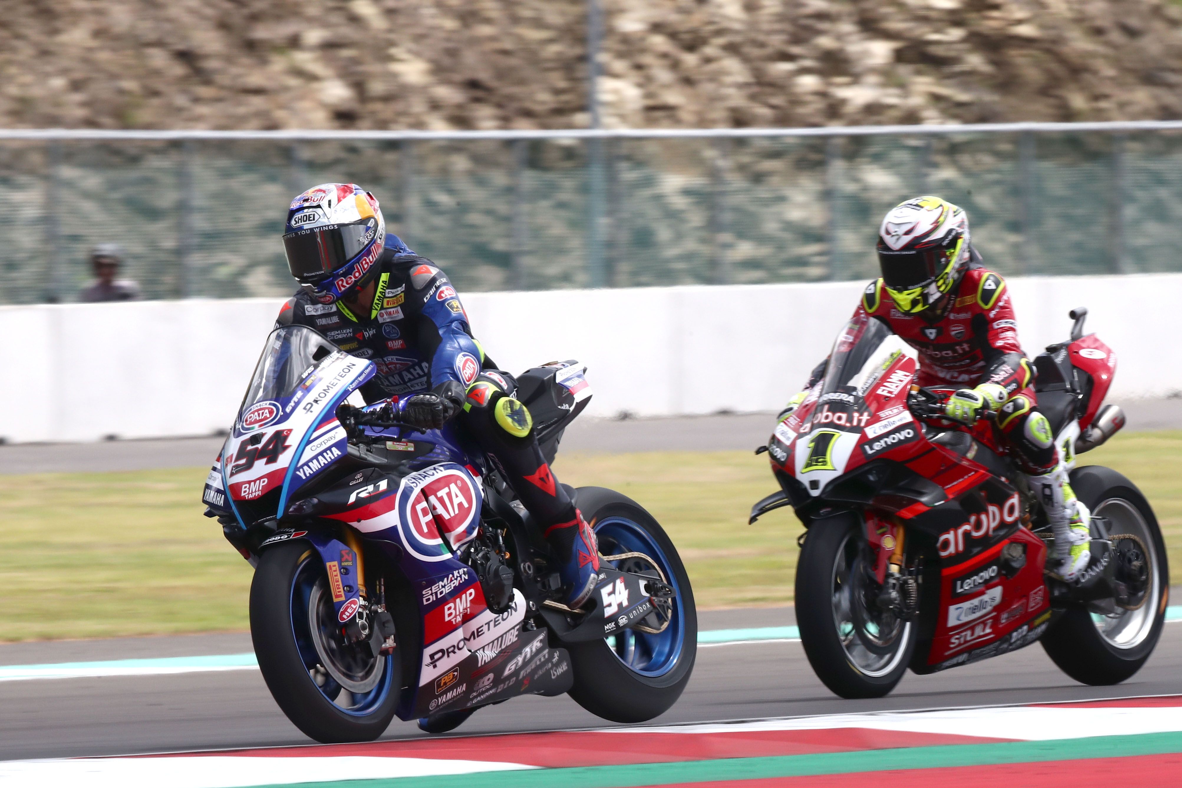 Toprak Razgatlioglu frena ante Álvaro Bautista, WSBK Indonesia 2023