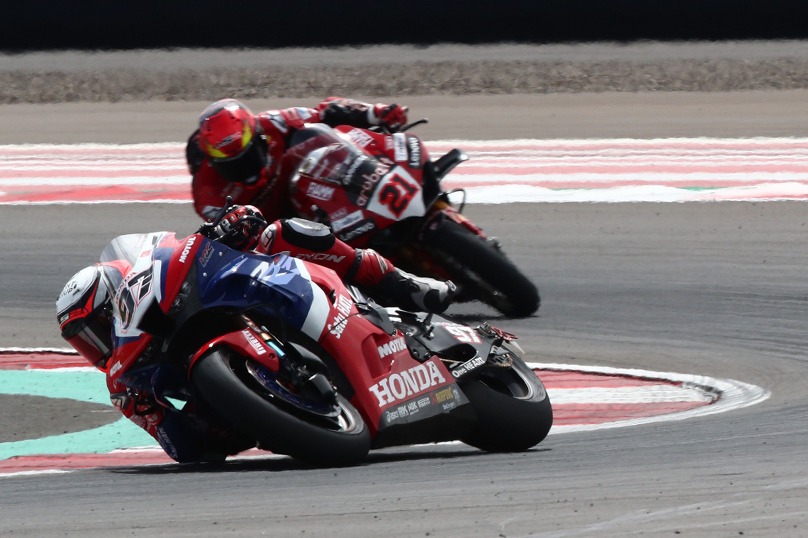 Xavi Vierge delante de Michael Rinaldi rumbo a su primer podio, WSBK Indonesia 2023