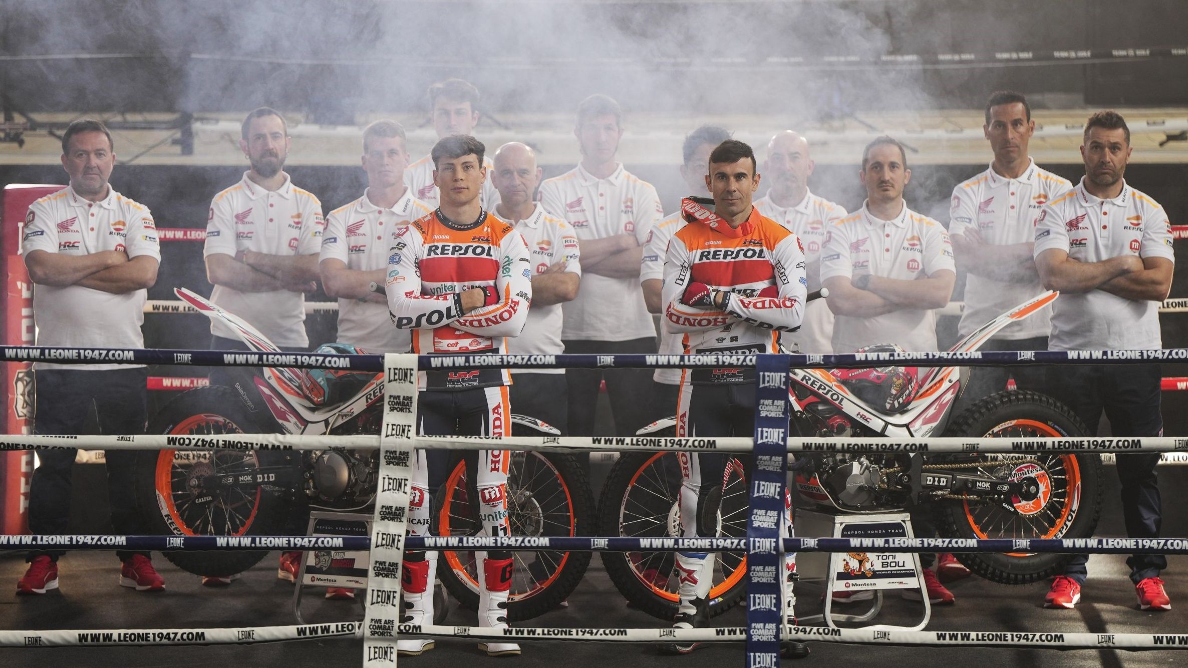 Gabriel Marcelli y Toni Bou junto a todo el Repsol Honda Trial Team 2023